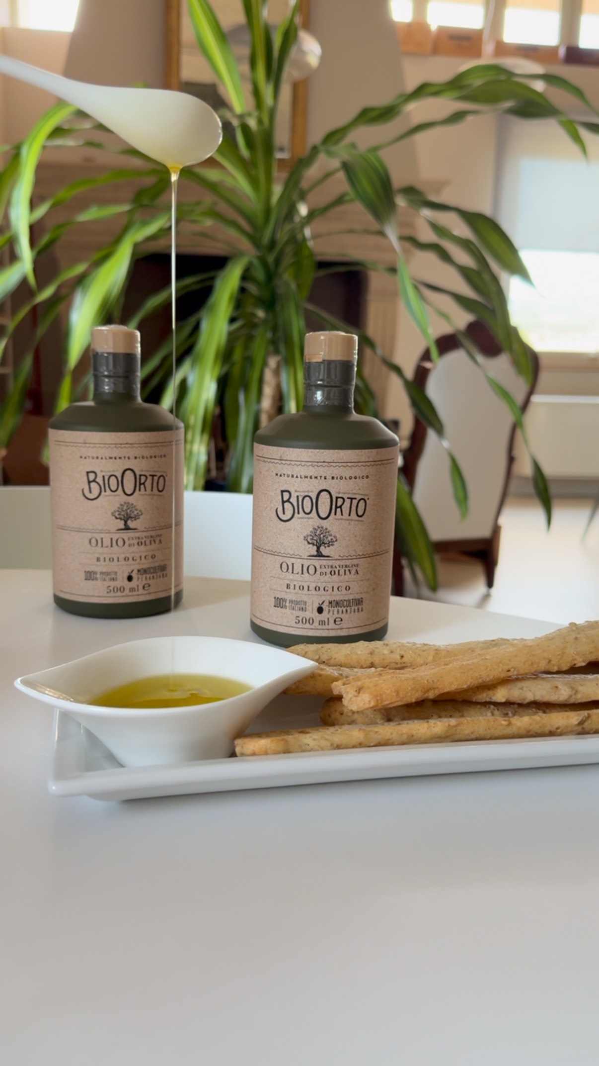 Ekologisk och 100% italiensk extra virgin olivolja 🌱
Det är en elegant olja som kännetecknas av en medelhög nivå av fruktighet, i perfekt balans mellan bitter och kryddig
#bonalumifam