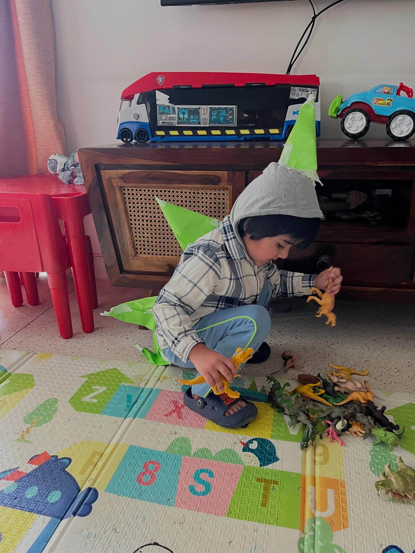 I gave up on the idea of perfect parenting a while ago. ✨
Because honestly, there’s no such thing.
But there is something called show-up parenting. And that’s way more powerful than “doing-it-right” parenting. 💛
The day I embraced this, I felt lighter. My focus shifted from getting it right to actually enjoying the ride.
Like the other day, we made crafts together. Were they Instagram-worthy? Nope. 😂 They were clumsily glued, stuck-unstuck-stuck again, and looked nothing like the Pinterest version.
But here’s what they did have:
🤝 Collaboration
💡 Creative problem-solving
💬 Conversations that matter
And honestly? That felt so much more rewarding than the end product.
Here’s a peek at our perfectly imperfect art — just like motherhood, and just like life. 🌈
#calmkids #parenting #connectionovercorrection #progressoverperfection💯