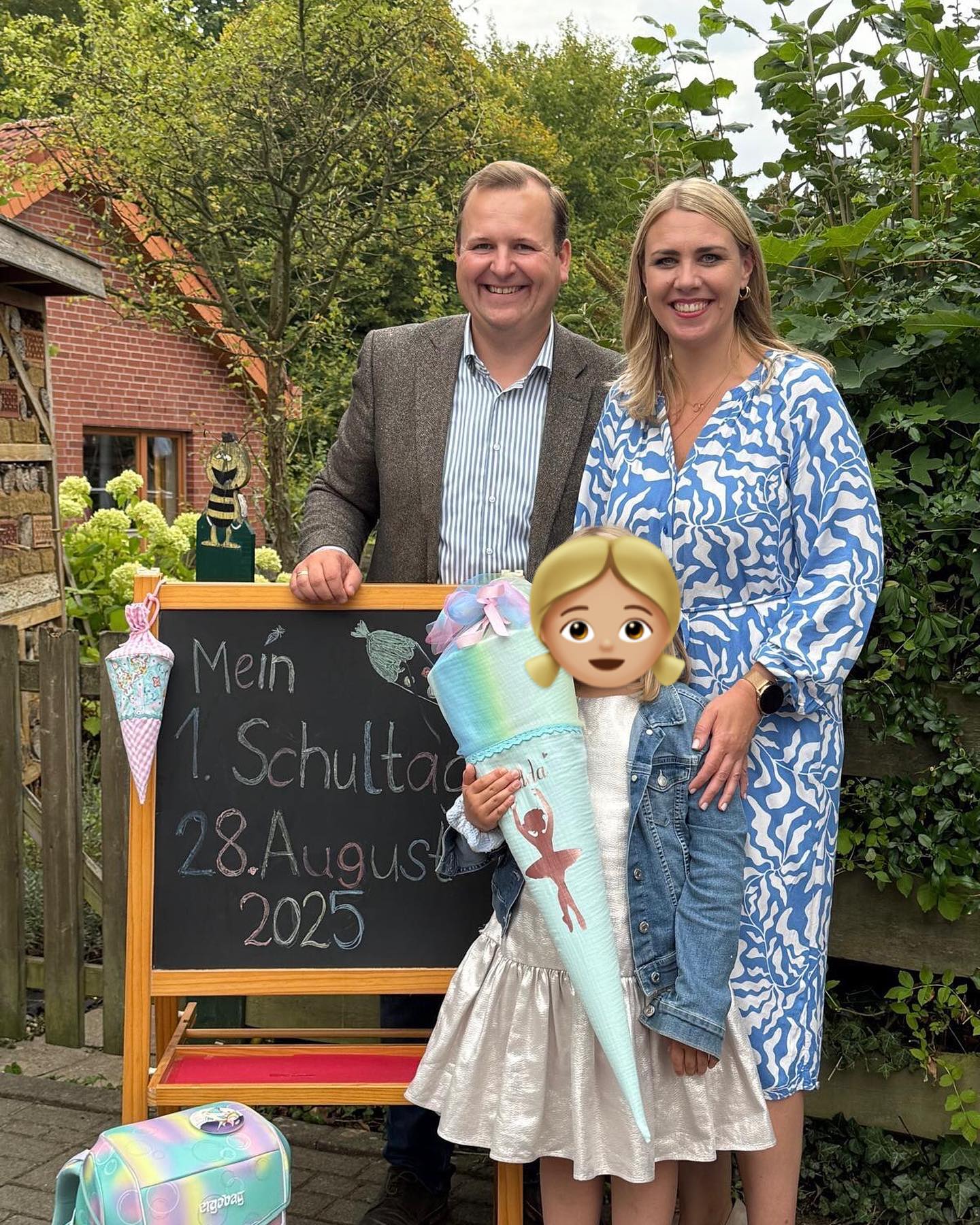 Heute beginnt für uns als Familie ein neuer Abschnitt: Denn auch unsere jüngste Tochter ist nun ein Schulkind.🎒
Mit einem tollen Gottesdienst und anschließendem Beisammensein auf dem Schulhof haben wir eben die Einschulung gemeinsam mit allen anderen Kindern, deren Eltern, Großeltern, Tanten, Onkeln, Paten und allen, die ebenfalls dabei sein wollten, gefeiert. 🥳
Ich wünsche allen Erstklässlern einen tollen Start ins Schulleben, den nötigen Mut, sich Neuem zu stellen und die Freude, gemeinsam mit anderen Neues zu erleben! Genießt den neuen Lebensabschnitt 😊
#einschulung #schule #zeitfürwasneues #schulanfang #schule #vlotho #dorfleben #miteinander #gemeinschaft #familienmensch #mädchenpapa #familyfirst