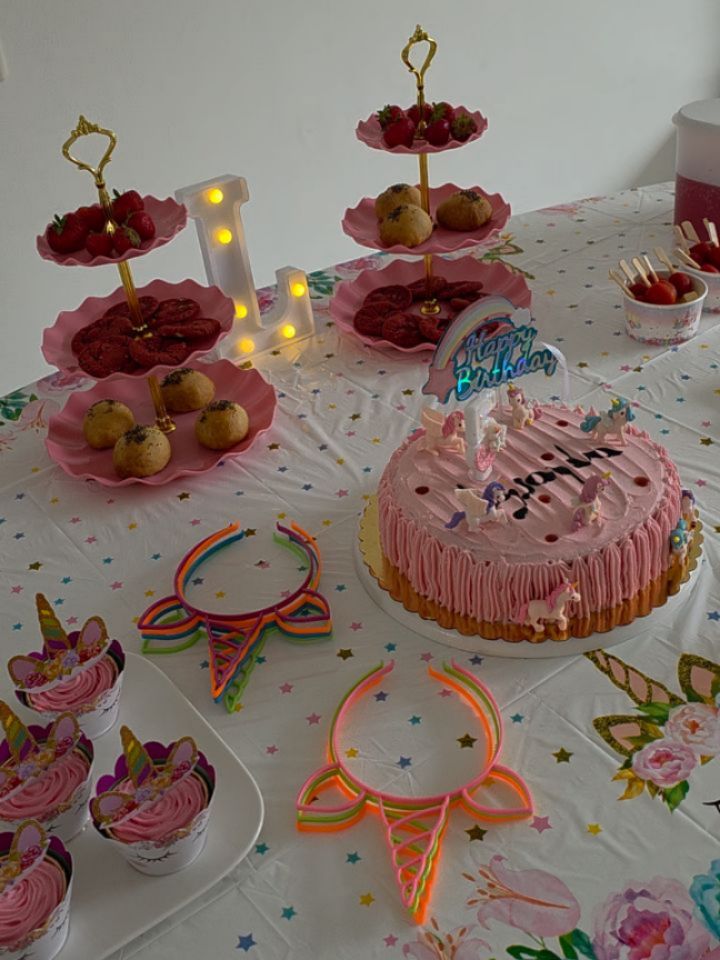 ✨ Unicorn Feestje door Bake it up ✨
Voor een betoverend verjaardagsfeest maakte ik een buffet met vanillecake, vanillecupcakes, red velvet koekjes, pizzaballetjes en chocolade Franse crêpes. Om de feesttafel helemaal af te maken, voegde ik verse aardbeien, cherrytomaatjes, kaasblokjes en sap toe. Een zoete en hartige traktatie, met liefde bereid, voor een onvergetelijk unicorn feestje! 🦄💖
✨ Unicorn Party by Bake it up ✨
I created a magical buffet for a birthday celebration, featuring a vanilla cake, vanilla cupcakes, red velvet cookies, pizza balls, and chocolate French crêpes. To complete the perfect party table, I added fresh strawberries, cherry tomatoes, cheese cubes, and juice. A sweet and savory spread made with love for a truly unforgettable unicorn party! 🦄💖
#birthdayparty #birthdaycake #desserttable #feest #cupcakes #cookies #bakery #baker #eventstyling #bakeitupnl #strijen #hoekschewaard