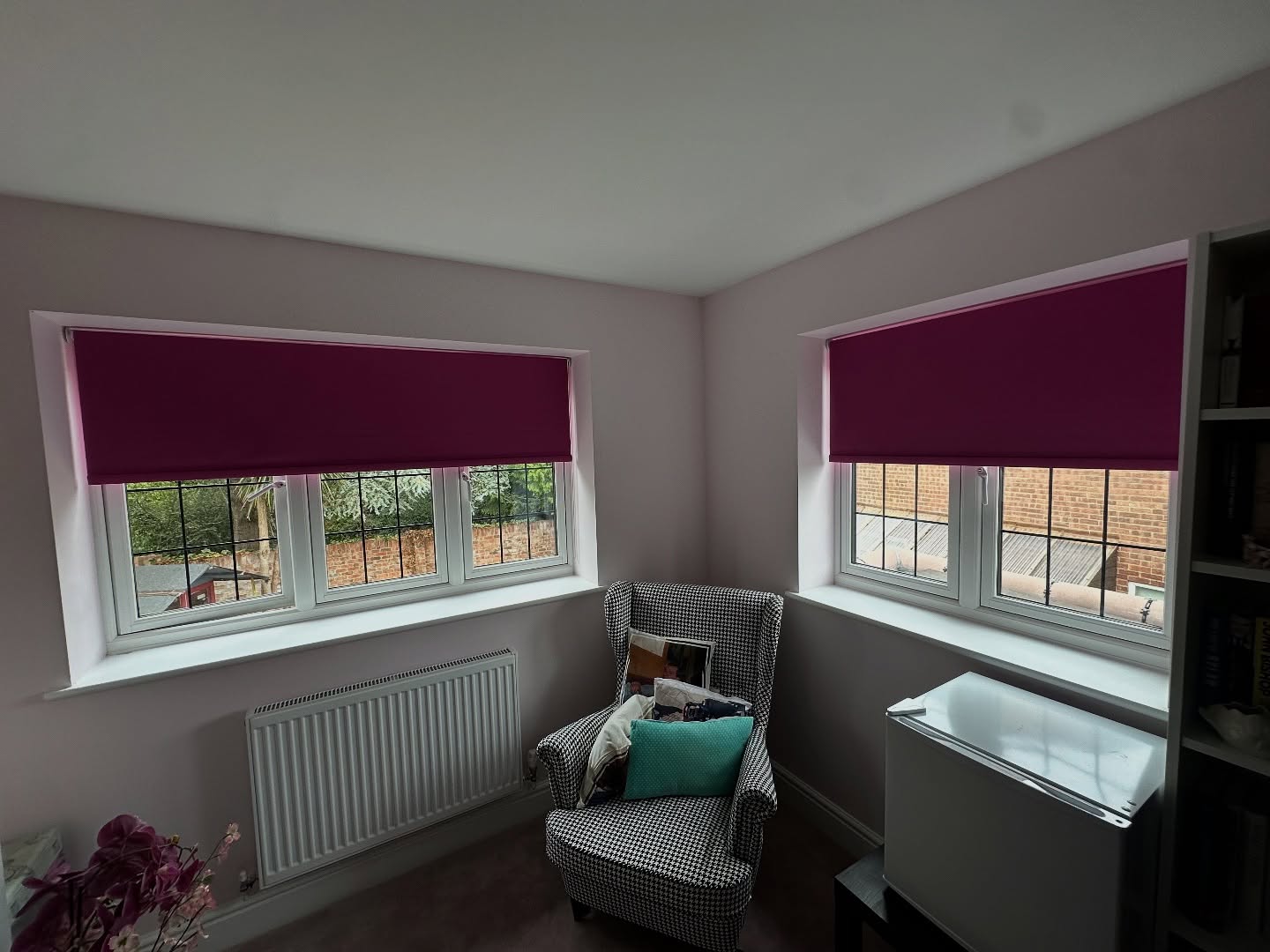 💖 Sweet dreams start with style! Just fitted these gorgeous pink blackout roller blinds in a dreamy bedroom setup — and the vibe is pure comfort meets chic. Soft blush tones + total light control = bedtime bliss 😴✨
Perfect for lazy lie-ins, movie marathons, and keeping that morning sun at bay 🌅
Blackout brilliance ✅
Privacy on point ✅
Child safe ✅
Made to measure magic ✅
Who says practical can’t be pretty?
#PinkBlackoutBlinds #RollerBlinds #BedroomStyle #InteriorInspo #SleepSanctuary #BlindsOfInstagram #MadeToMeasure #BlackoutBlinds #HomeGoals #WindowStyle #PrettyInPink #BedroomVibes #SoftFurnishings #InteriorDesign #