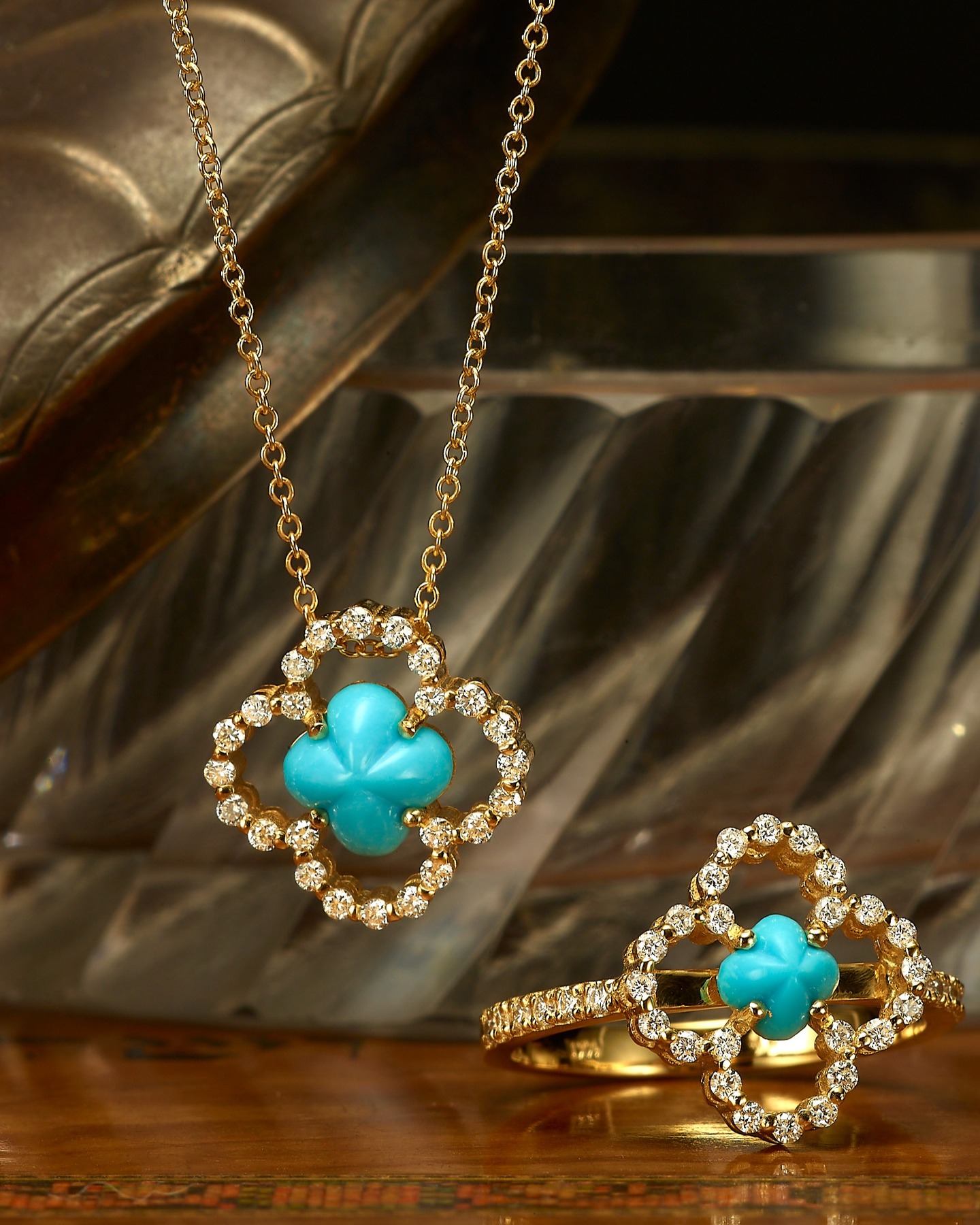 We’ve launched our new collection: Yellow Gold nad diamonds meets Special-Cut Blue Turquoise.
A fresh spirit. Stunning designs.
Get ready to experience the perfect blend of bold elegance and timeless charm.
#jewellry #goldjewelry #diamonds #ring #necklace #jewelry #highendjewelry #couturejewelry #designerjewelry #goldnecklace #turqoise #finejewelry #marikadesertgold