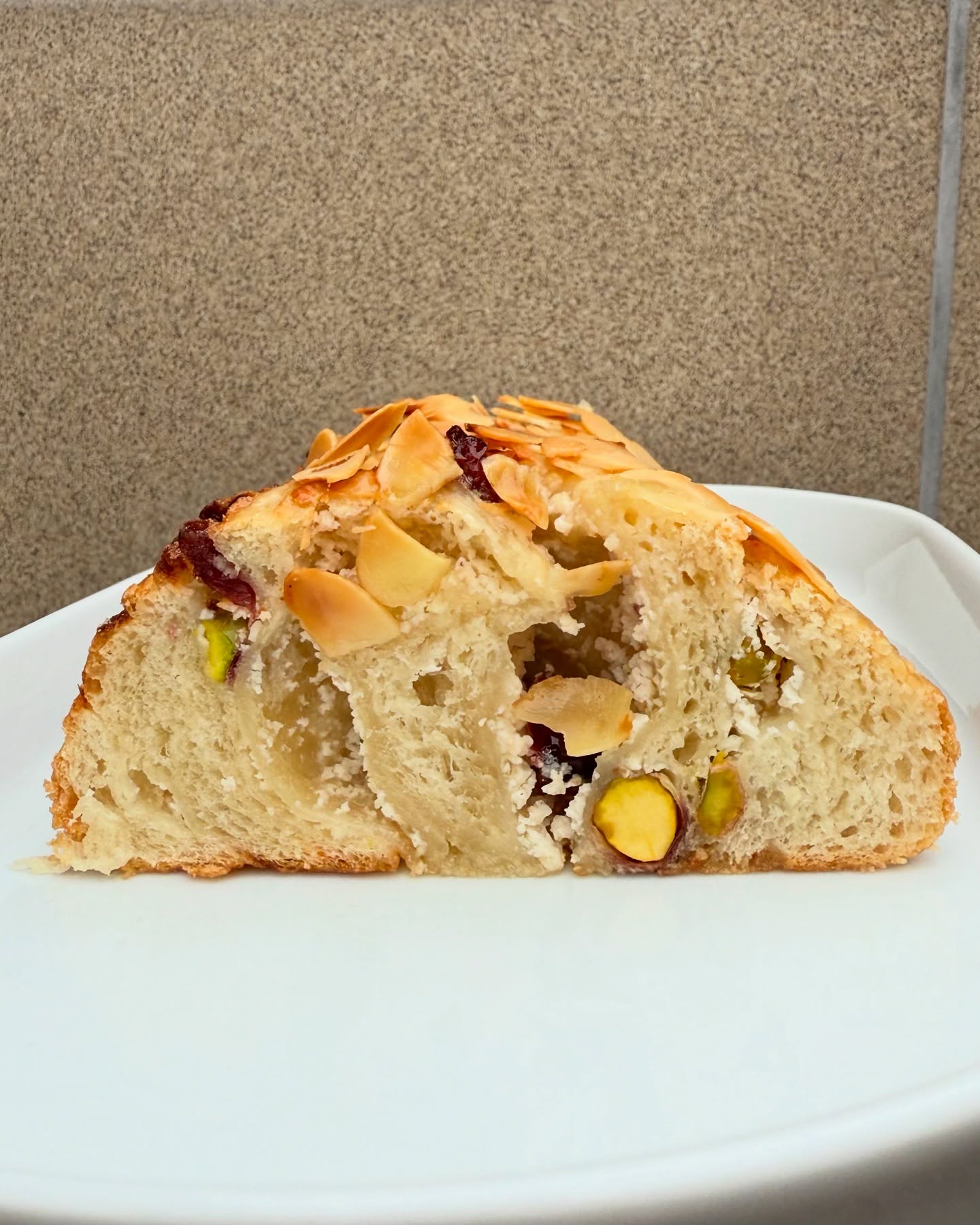 Vis dažniau malūno ir @bundu.bakery vitrinose sutiksite šias naujas bandeles – puri mielinė tešla susukta su varške, pistacijomis ir džiovintais vaisiais 🤤
Ar jau spėjote paragauti? ☺️
Stengiamės, kad jų netrūktų kasdien, tačiau jei norisi būti tikriems – visada galite rezervuoti telefonu 📞