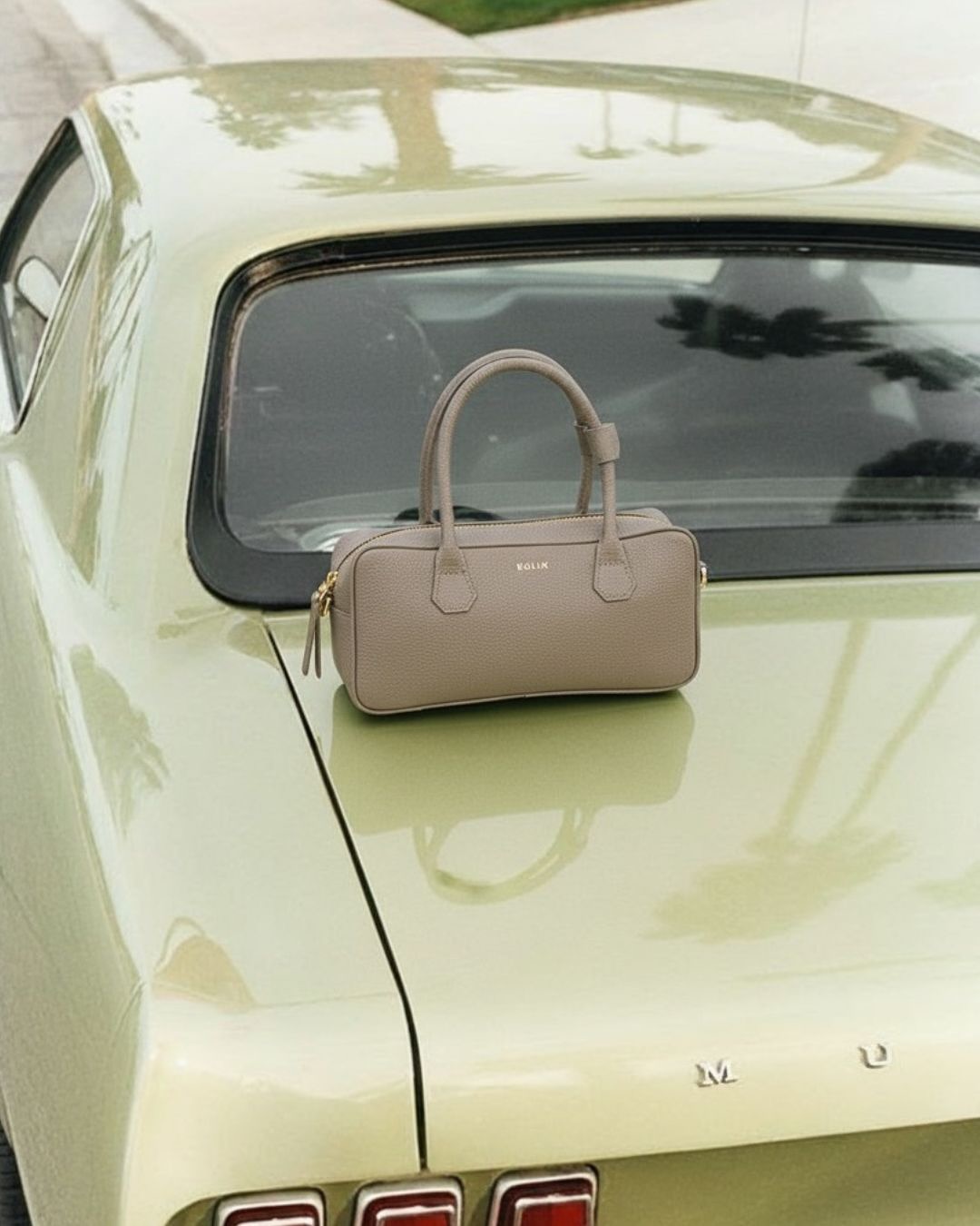 Koniec wakacji wcale nie musi być smutny. To idealny moment, by wejść w nowy sezon z klasą i… naszą bestsellerową bagietką w kolorze taupe 🤍 Elegancka, ponadczasowa i zawsze gotowa na nowe początki.
KULIK bagietka taupe – dla kobiet, które cenią styl, jakość i rękodzieło.