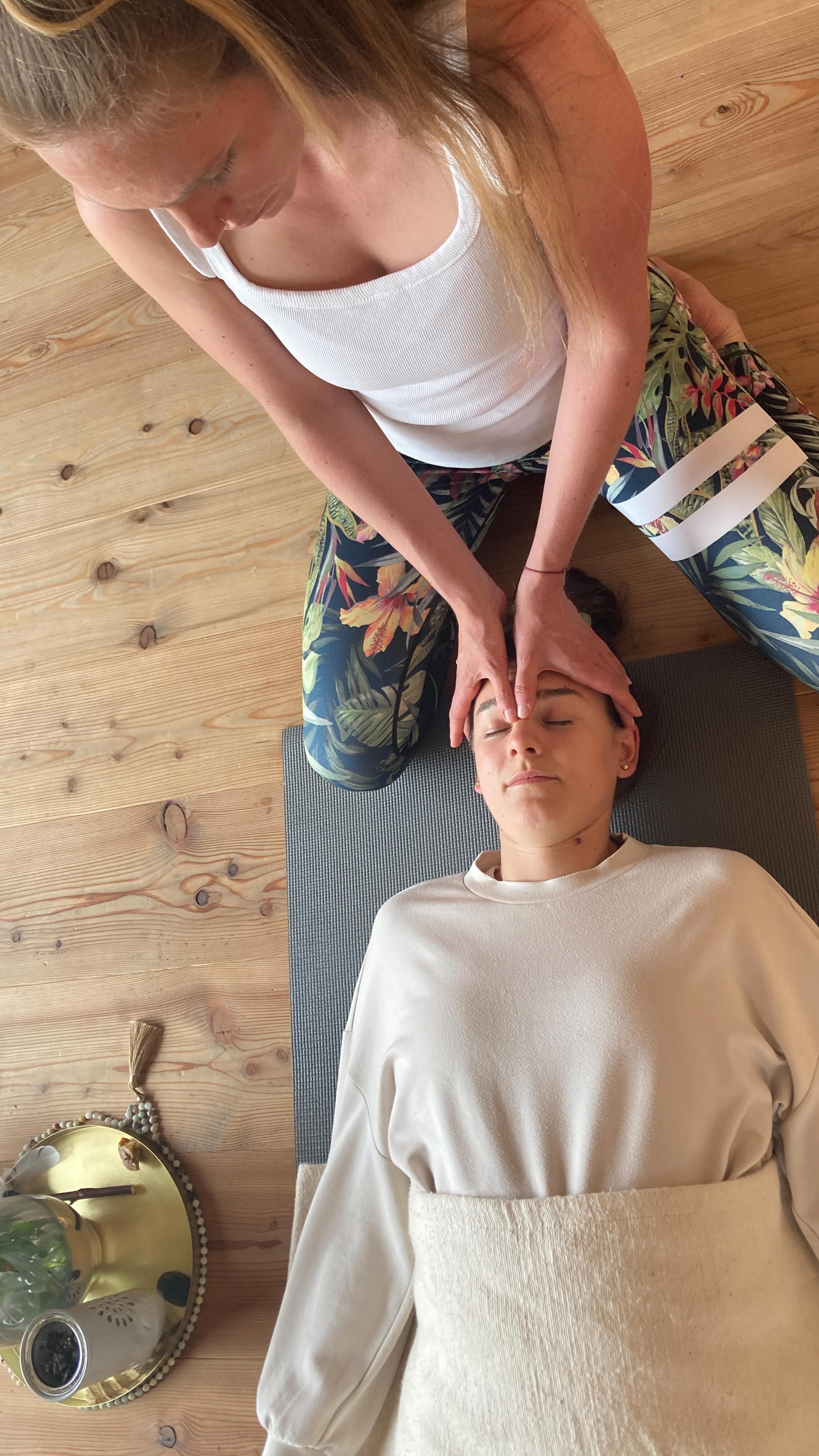 🌿✨ „Through the art of mindful touch, we offer silence, presence and healing — without words.“✨🌿
Thai Yoga verbindet achtsame Berührung, passives Yoga und Meditation.
Es lädt ein zum Loslassen, Entspannen und Ankommen 🌿
💫 Eine Reise nach innen.
💫 Ein Raum für Vertrauen.
💫 Ein Geschenk für Körper & Seele.
#holistichealing #mindfultouch #thaiyogamassage #sacredbodywork #deeprelaxation
📸 -> @michi.schimboeck 🙌🏽