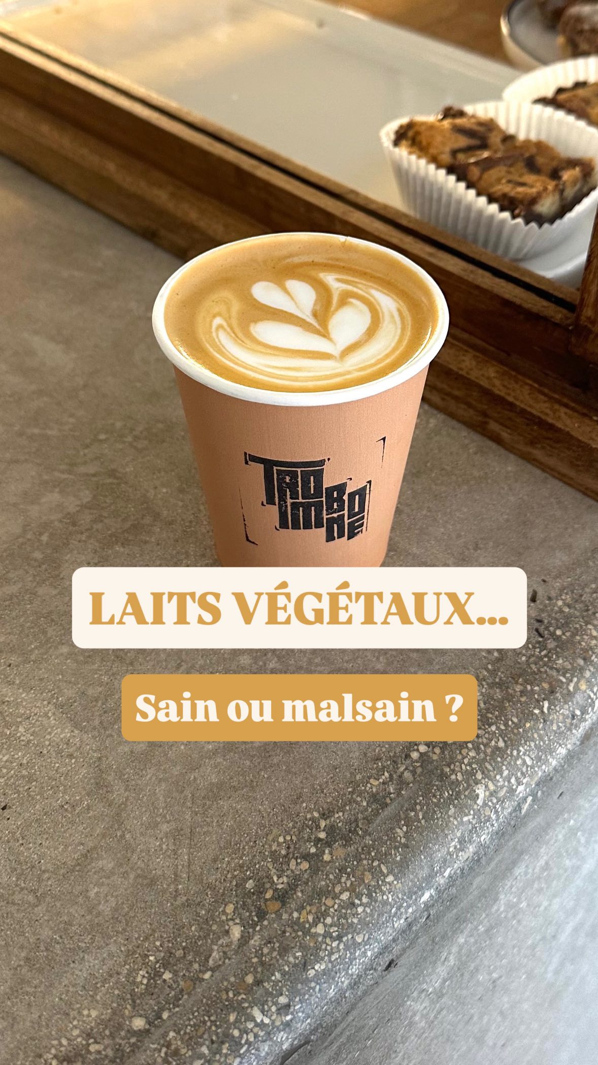 Lait végétal? Vigilance!‼️
⭐️Si vous consommez des laits végétaux parce que vous êtes intolérant au lactose ou pour une question d’éthique animale, sachez que tous les laits ne se valent pas.
⭐️Le mot clef c’est de varier! Chaque lait végétal présente des avantages et des désavantages.
⭐️évitez les laits de céréales; avoine, riz, épeautre … qui sont très sucrés.
Prenez en considération les hydrates de carbone et les sucres.
⭐️Idéalement prenez des laits avec zéro hydrates de carbone.
⭐️attention aux additifs qui peuvent être néfastes. L’application @yuka_app peut être très utile pour vous repérer.
⭐️il y a également souvent des huiles végétales pro inflammatoires comme l’huile de tournesol qui n’ont rien à faire dans votre boisson…
⭐️certains laits peuvent être sources de pesticides… comme soja, amande, avoine… donc prenez du bio et d’origine européenne si possible.
⭐️j’aime beaucoup le lait de soja @sojade_officiel car très protéiné et de bonne composition. Je varie avec d’autres laits comme noisette, macadamia, amande, coco…
⭐️Et non je n’ai pas trop d’oxalates, ni des intestins perméables dus aux lectines. Car je me doute que vous me demanderez😛
-
Lait d’avoine, lait végétal, sans lactose, lait, produits laitiers, intolérance au lactose, boisson végétale, alternative au lait, nutritionniste, conseil en alimentation, faire ses courses alimentaires au surpermarché