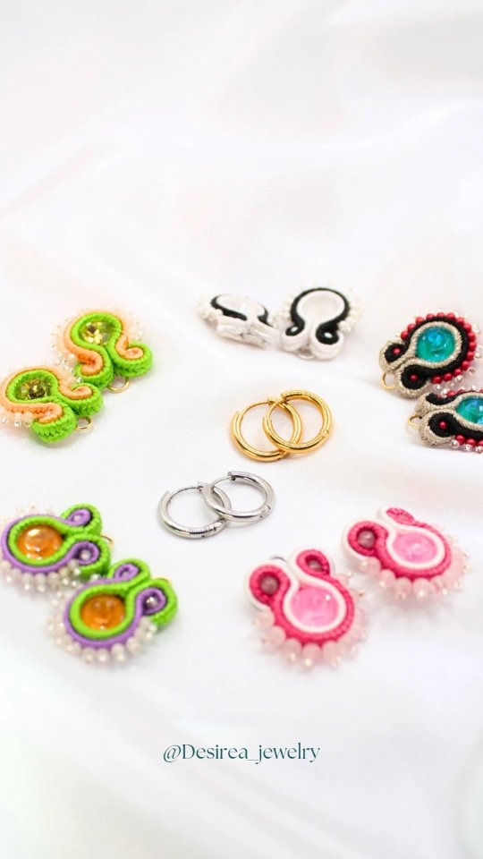 👉🏼Un solo paio di monachelle = infiniti Porto da indossare!
Questa volta abbiamo una
sorpresa che non vi aspettate 😍
I Porto sono piccoli - solo 2 cm -
leggeri e pieni di energia,
ma hanno un segreto:
con un unico paio di monachelle puoi indossarli tutti!
Ti basta sganciarne uno e agganciarne un altro, usando la stessa monachella,
e il tuo look cambia all’istante ✨
Un dettaglio furbo per chi ama giocare con i colori senza mai rinunciare alla leggerezza.
👉 Dimmi, tu da quale Porto cominceresti?
Li trovi sul sito www.desirea.shop
#Desirea #Soutache #orecchini #Porto
#MadeInItaly #Gioielli #FattoAMano #Jewelry