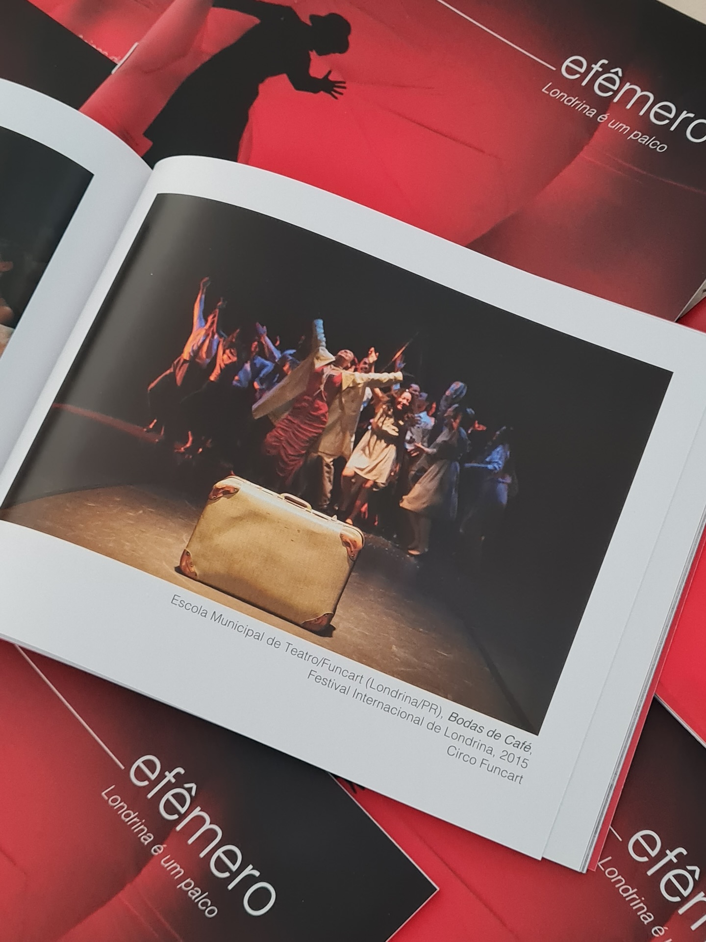 É com muita alegria e carinho que divulgamos hoje o trabalho do nosso querido @fabioalcover, um dos fotógrafos mais ativos na cena cultural de #londrina (e nos trabalhos produzidos pelo Flua Cultura).
Fábio lança nesta terça-feira a exposição e catálogo “Instante efêmero – Londrina é um palco”. O projeto é o resultado de uma curadoria a partir das suas fotos cênicas tiradas durante os 20 anos de atuação como fotógrafo atuante na cena cultural da cidade.
Nosso conselho? Reserve um horário em sua agenda para apreciar a exposição. Temos certeza que você irá nos agradecer 😉
“Os exímios fotógrafos, como Fábio Alcover, têm este poder: assombrar-nos com um relicário de registros da vida na plenitude do seu milagroso acontecimento. E fazer com que esse testemunho chegue aos que não puderam estar presentes, atravesse os tempos e ganhe sobrevida na desbotada memória humana.
A exposição “Instante efêmero” é um ato de resistência à extinção da beleza fugaz. O que o público tem a oportunidade de ver – e reviver – é o ápice de emblemáticas cenas artísticas que aconteceram em palcos e ruas de Londrina nas duas últimas décadas. Não o registro isento, porque nenhuma fotografia é incauta, mas o gesto autoral. Cada uma delas narra uma história e dialoga com nossa imaginação a partir de escolhas de ângulo, enquadramento e iluminação por um profissional sensível, que tem o dom, como poucos, de desenhar com a luz, seja cênica ou natural – o que faz dele, hoje, um dos fotógrafos mais requisitados para a cobertura de espetáculos.”
Trecho do texto de apresentação do catálogo da exposição “Instante efêmero – Londrina é um palco”, pelo jornalista e escritor #londrinense Renato Forin Jr (@renatoforin).
👉 O evento de lançamento será nesta terça-feira, dia 26 de agosto, na Biblioteca Pública Municipal (Av. Rio de Janeiro, 413 – Centro). A entrada na exposição também é de graça e ela segue até o fim de agosto na Biblioteca Pública Municipal, com visitação no horário de funcionamento desse prédio público.
No carrossel, fotos de Fábio Alcover.