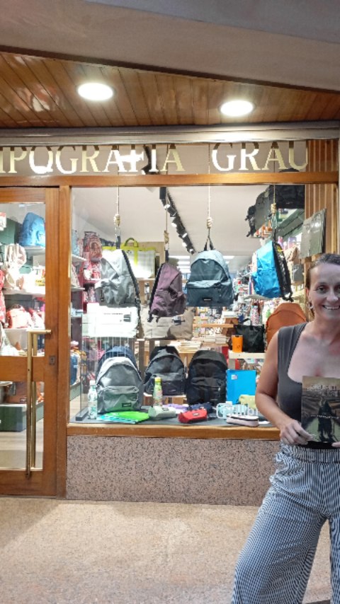 Encara no tens el llibre "LA VERITABLE HISTÒRIA DEL TEMPS"? Doncs no hi ha excusa!!
El pots trobar a:
- Moià @llibreriagrau
-Mataró @bucdellibres
-Barcelona @casadellibro de Rambla Catalunya
I també on line a: @editorialcirculorojo i si ets molt tecnològic en Ebook també a @amazonprime
Així que... Ja saps! No et quedis sense una de les obres que promet ser, tal com diu la crítica, "un dels referents de la fàbula contemporánia"
Sobretot adreçat com a lectura per #joves i #adolescents
En breu, us passarem el calendari de presentacions de Mataró, Barcelona, Vic i Madrid!
Així, que quan compreu l'agenda d'aquest curs ja sabeu amb què complementar-ho!
Espero els vostres comentaris!
#laveritablehistòriadeltemps #contesperjoves #autoracatalana #contesperadolescents #projecteeducatiu #valors #fabulacontenporania #autoramataronina #autoramoianesa