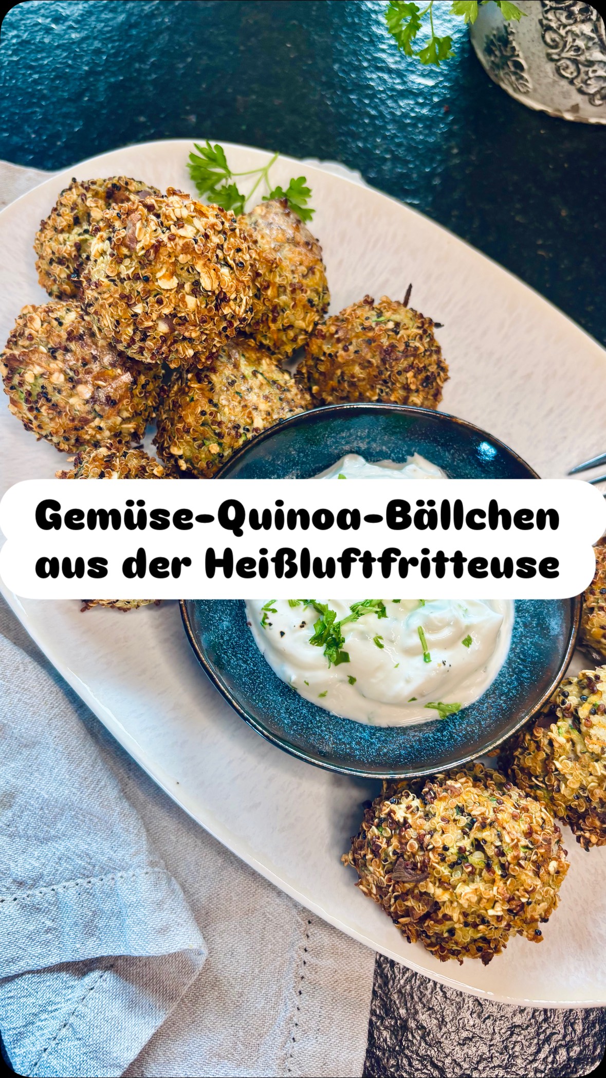 Knusprige Gemüse-Quinoa-Bällchen aus der Heißluftfritteuse – einfach & sooo lecker 😍
Ich feiere dieses Rezept, weil es einfach, nährstoffreich & perfekt für Meal Prep ist:
Quinoa liefert hochwertiges pflanzliches Eiweiß, Ballaststoffe & Mineralstoffe – super für Energie, Darmgesundheit & Hormonbalance. Das Gemüse bringt Extra-Vitamine on top.
Für ca. 10 - 12 Bällchen:
👉 100 g Quinoa kochen & abkühlen lassen
👉 150 g Gemüse (z. B. Zucchini, Karotte) fein reiben
👉 1 Schalotte klein schneiden & 1 Knoblauchzehe auspressen
👉 2 Eier, Gewürze & 50g Haferflocken untermischen
👉 Bällchen formen & 20 min bei 180 °C in der Heißluftfritteuse knusprig backen (nach der Hälfte der Zeit wenden)
💡 Lust auf Extra-Geschmack? Drück ein Stück Feta in die Mitte oder misch etwas Parmesan in die Masse – so lecker!
Speicher dir das Rezept für später ab – und wenn du mehr solcher Ideen sehen willst, lass mir ein ❤️ da!
#zyklusfreundlichessen #quinoarezepte #hormonbalance #pflanzlichessen #healthymealprep