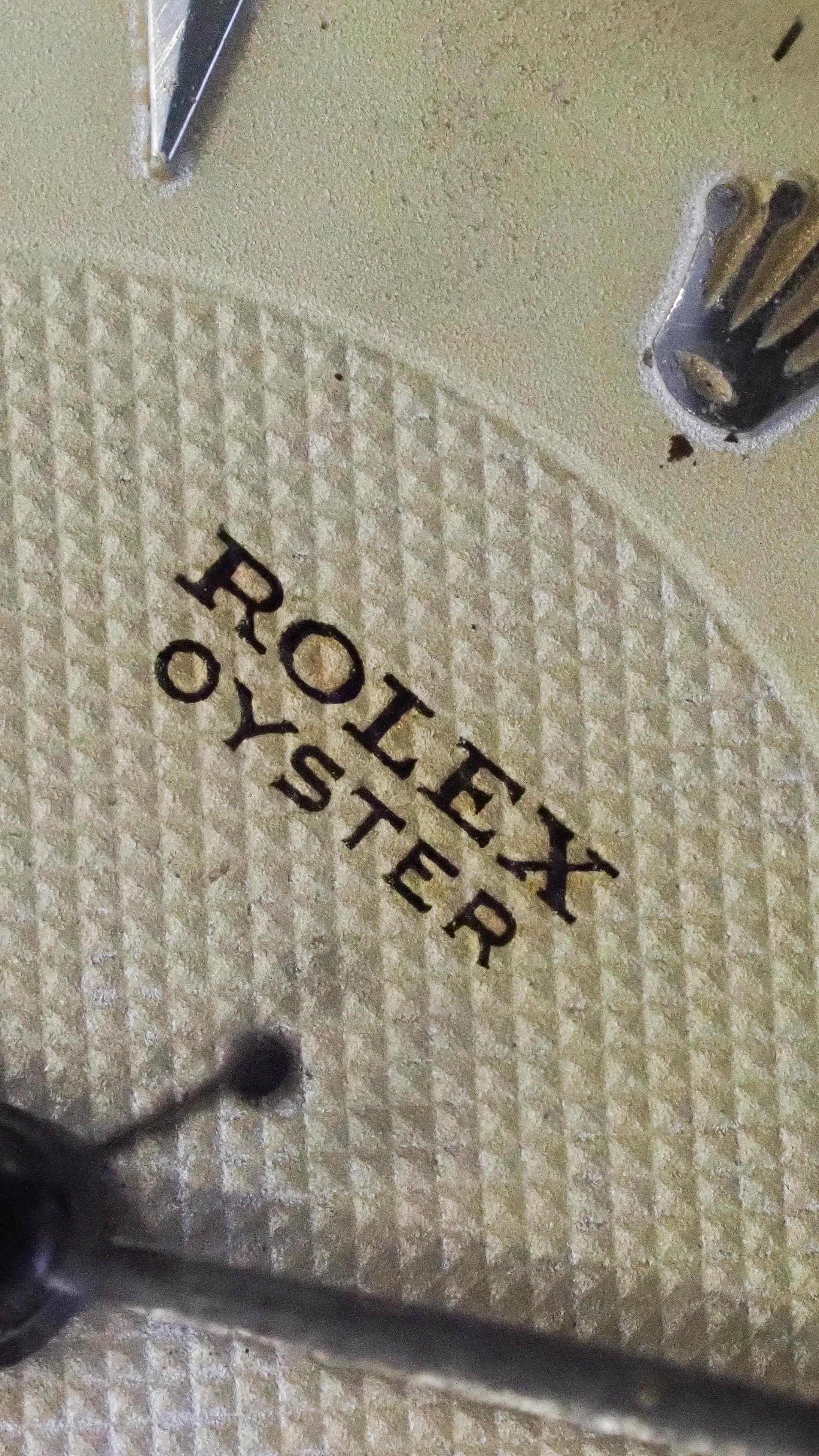 The 1950s were a quieter decade in design.Post-war consumers were conservative, but that didn’t stop Rolex from experimenting with dials. Subdued on the surface, innovative at the core.
#rolex #1950swatches #vintagewatches #watchcollector #watchhistory #watchfam #watchcommunity #collectorslife #watchmarket #watchaddict