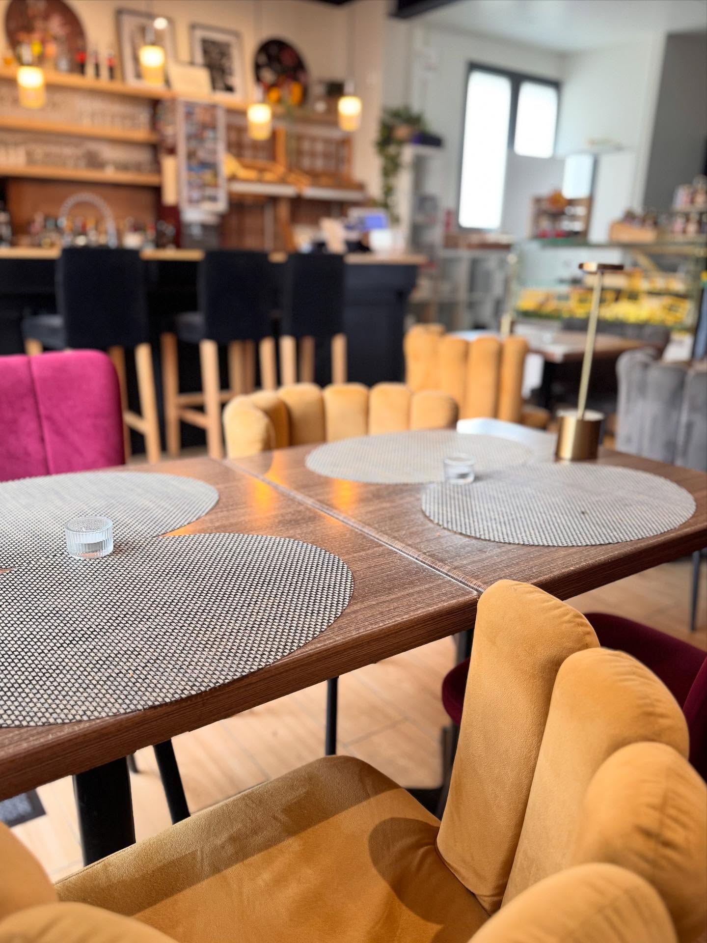 Ce soir, votre café du commerce vous attend pour l’apéro, ou le repas.
Charcuterie, fromage, fritures, fritures asiatiques, frites maison ou croziflette ça vous tente ?
Possibilité de réserver votre moment, votre table au 0955816141 😉