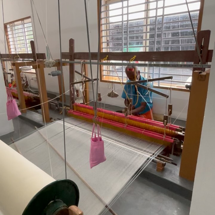 Sights of Kerala, South India
The hypnotic sound of weaving, Nehru Trophy Boat Race for the Onam festival by the namada lake in Alappuzha, ayurvedic treatments, the drumming sound of Chenda, A picture with the mythical King of Bahubali of Kerala, a pool table with people from 4 different countries, a moto ride around