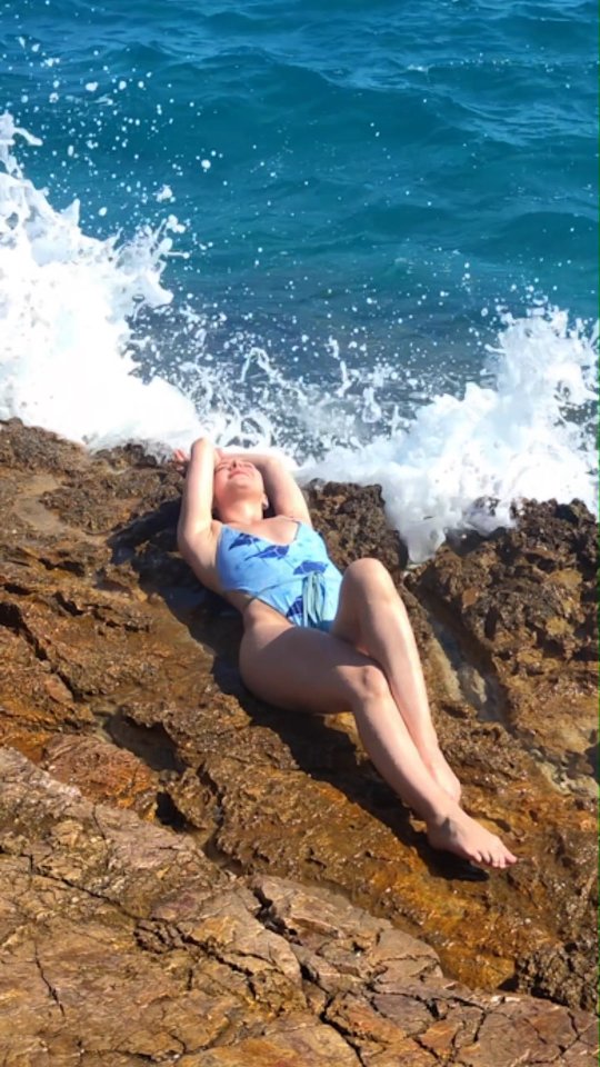 When you secretly love being a little dramatic. ✨🌊😍
#perzikswimwear #dutchswimwearlabel #onepiece #discoverplayfulness #swimwear #radiant