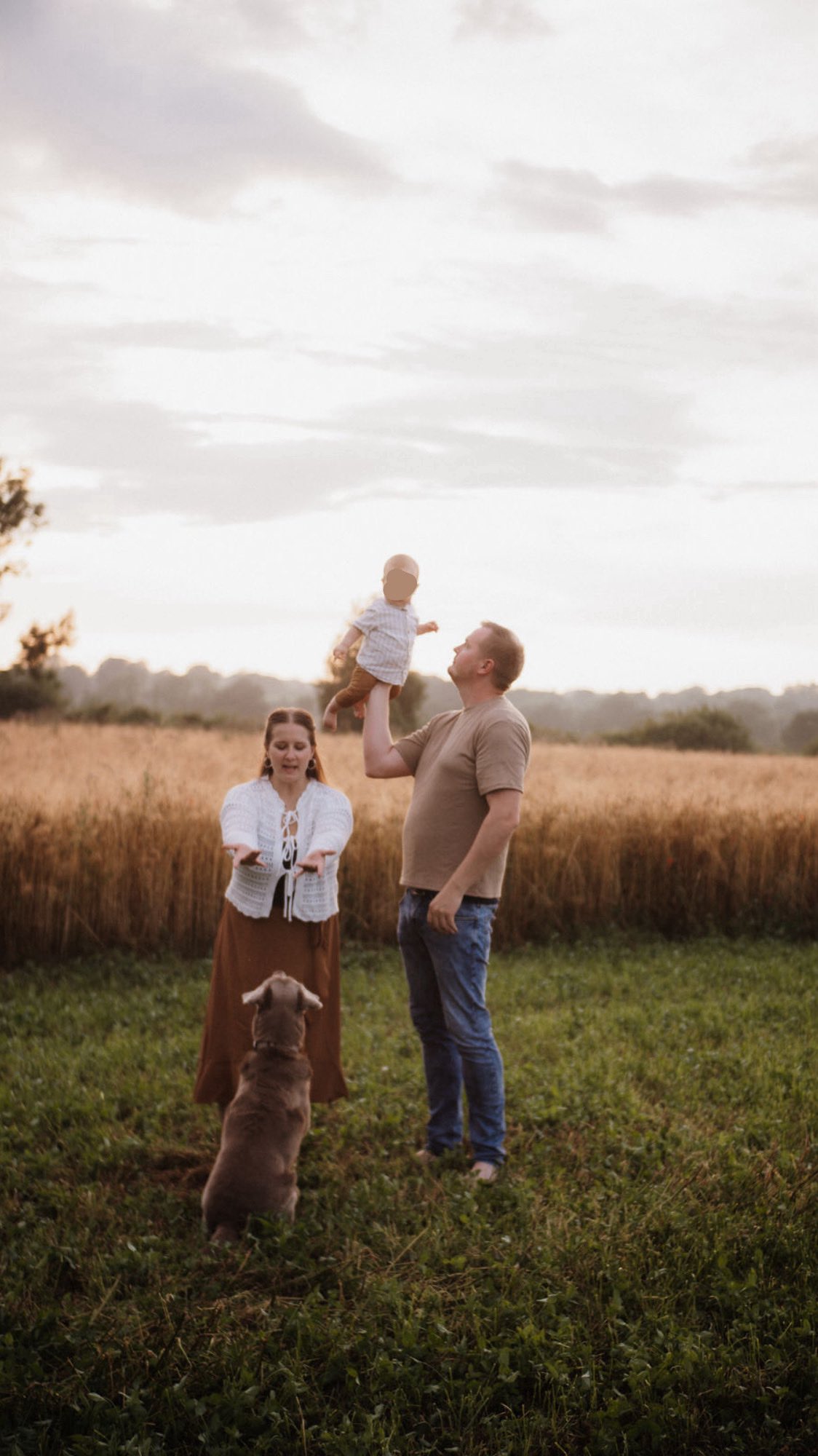 Ihr Lieben Papas da draußen, verschenkt Fotoshootings. Eure Frauen, werden sich so über diese ganz besonderes Erinnerungen freuen. Viel zu selten werden einzigartige knuddel Momente und Momente der Freude festgehalten. ♥️
Diese besondere Verbindung zwischen Mama und Kind gehört auf Fotos für die Ewigkeit festgehalten.
Schicke dieses Video einem Papa, wenn du weißt wie sehr sich die mama über Familienfotos freuen würde.
Bucht euer Familienshooting jetzt bei mir. Ihr habt auch die Möglichkeit Gutscheine für eure Liebsten zu kaufen. Ich freue mich jetzt schon, euch bald vor meiner Kamera zu haben und schöne Bilder für euch zu machen. ✨💌
#realtalk #badsegeberg #lübeck #papas #freudeverschenken #Familienshootingsfürmama #mamapower
FOTOSHOOTING verschenken
An alle Mamas und Papas da draußen
Reel teilen und speichern
Mamas verdienen es wundervolle erinnerungen zu haben.