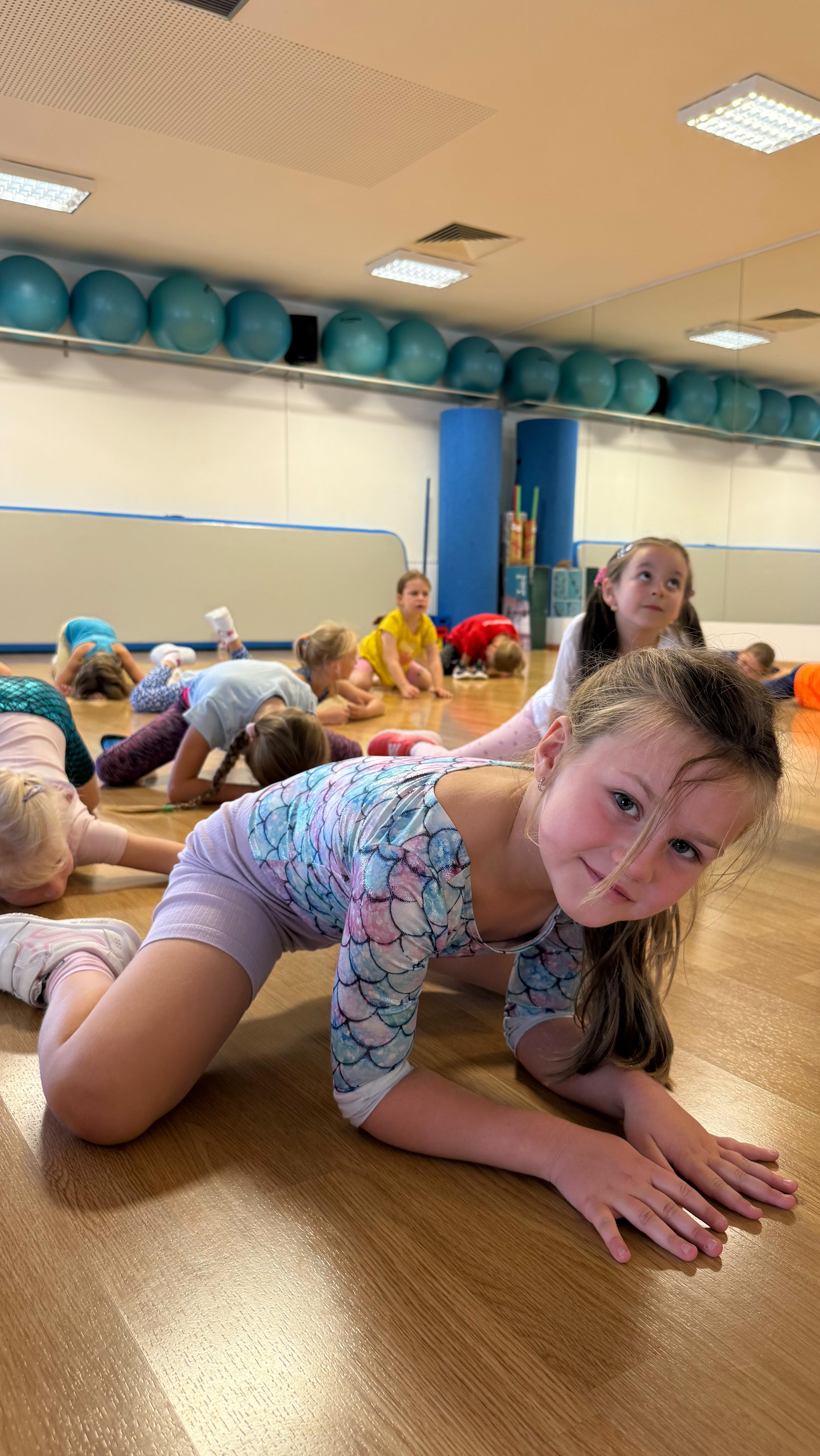 „Když temnota se k zemi snáší,
odvaha nám v srdci září,
stojí pevně, čelí fortu,
superhrdinky z Akademie sportu.“🦸🏼♀️ aneb když jsou naše holky zase aktivní 😍