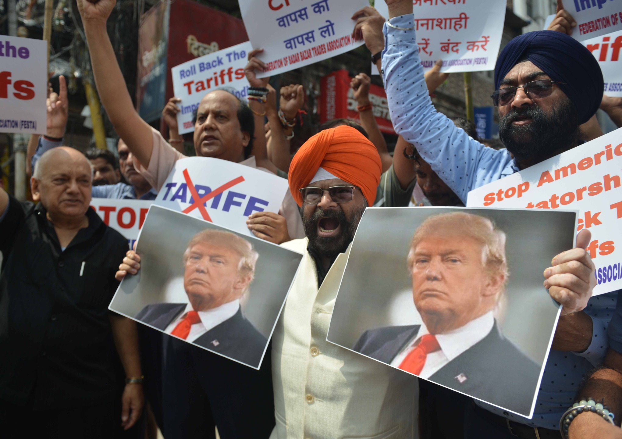 FIRST DRAFT | IN Pics
Members of a traders’ association staged a protest in New Delhi on Saturday, holding posters of U.S. President Donald Trump and shouting slogans against recent tariff hikes on Indian goods. #Donaldtrump #tariffhike #US #India