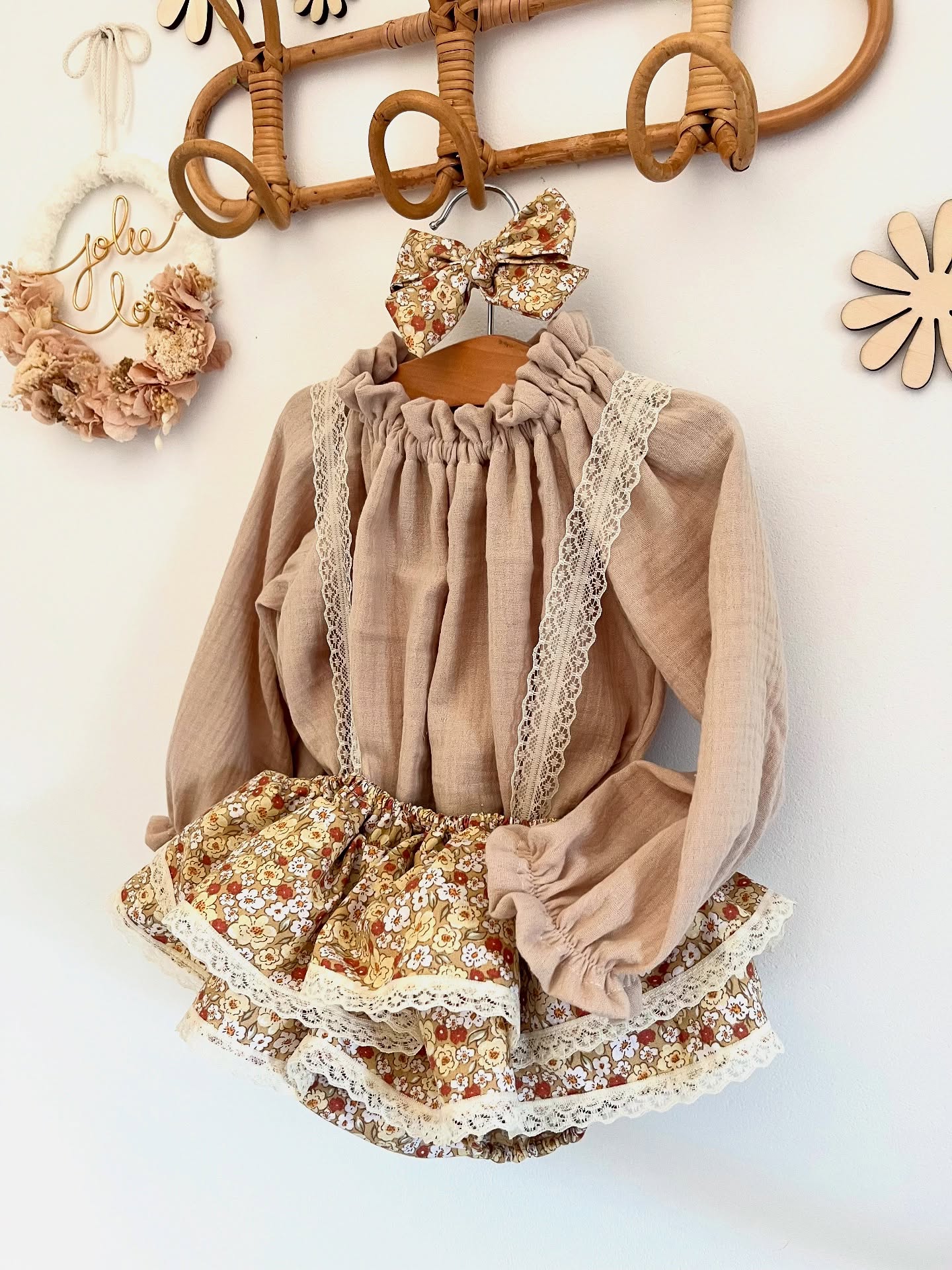 🌾Ensemble Texas🌾
Petite pépite cet ensemble beaucoup trop mignon aux jolies détails.
Cet imprimé tout doux aux légères notes automnales sera parfait pour la fin de saison.
Alors on craque aussi? 🤠
#bloomers #bloomer #créatrice #modebebe #babygirl #lille #creatricefrançaise🇫🇷 #look #couture #bebe #automne
