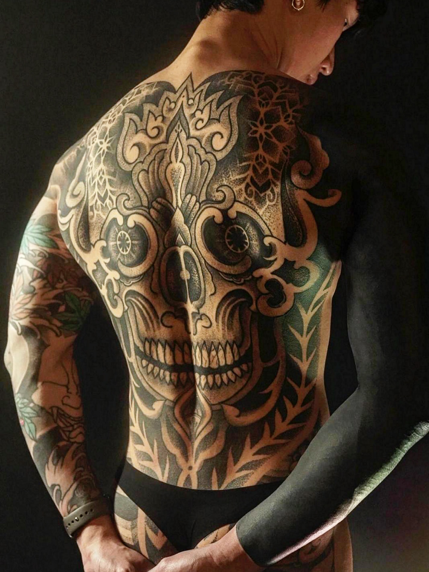 Done skull with geometry on Noel ! #tattoos #dot #backtattoos