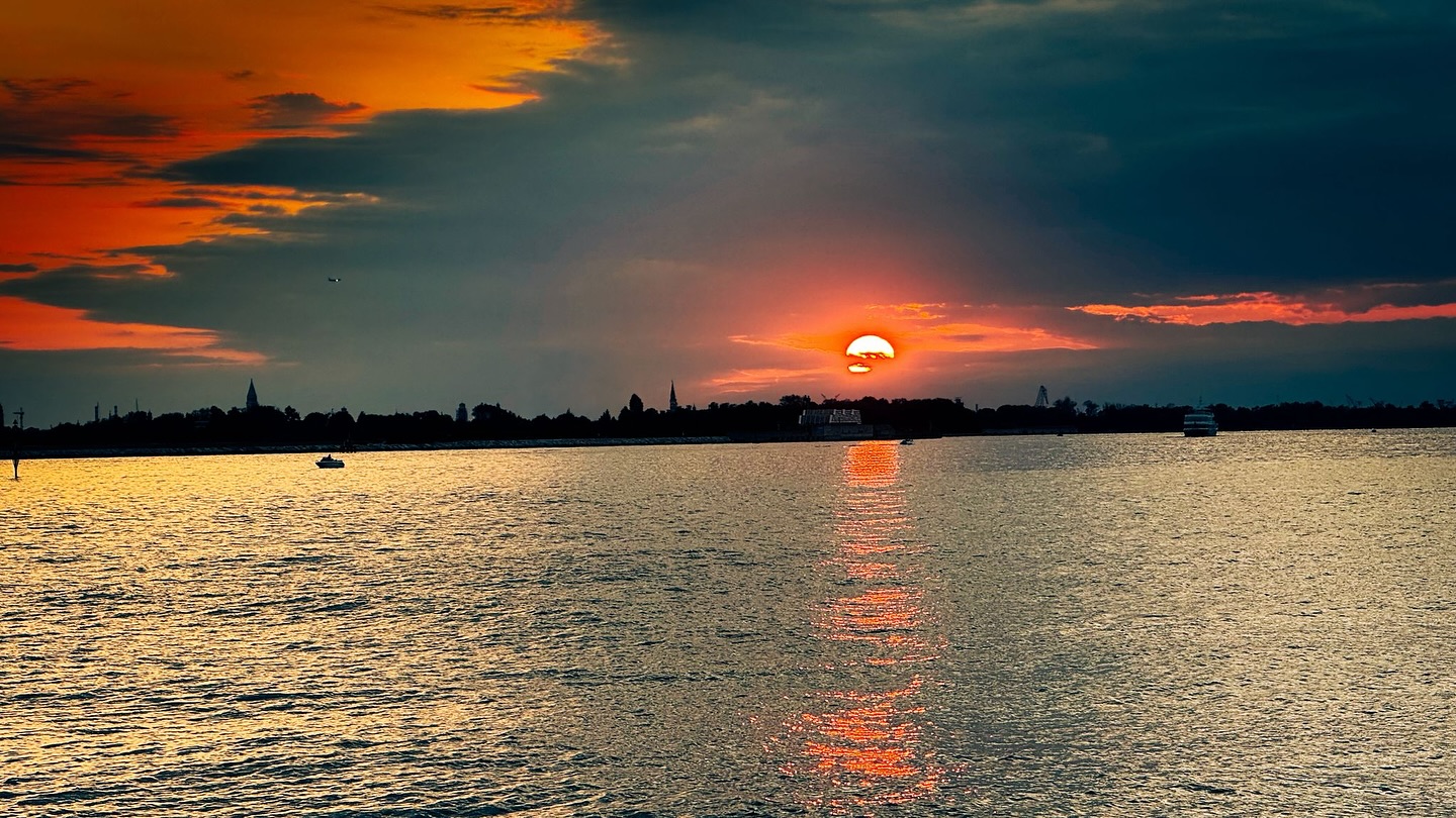 Sunset over Venice! 😎 #venice #venice🇮🇹 #venicebeach #italy #venicelove #venicelove❤️ #loveinvenice #loveinvenice❤️🇮🇹 #venicegram #veniceitaly #venice_sunsets #sunset #sunset_pics #sunsets #sunsetinitaly
