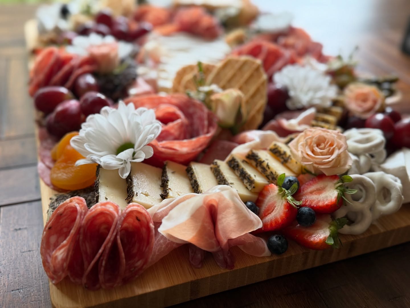 A little photo dump of a few of the boards and mini grazing tables I’ve done lately because this momma has been too busy to post lately! 😅 So many more to post but hopefully I can get to posting again soon!! Cheers! 🍷🧀
#Charcuterie #CharcuterieBoard #Cheese #CheeseLover #CltEats #CharlotteEats #CltSmallBusiness #FoodArt #CltFoodie #CharlotteBusiness #CharcuterieArt #SupportLocalClt #CltEvents #CltFoodie #Snack #QueenCityEats