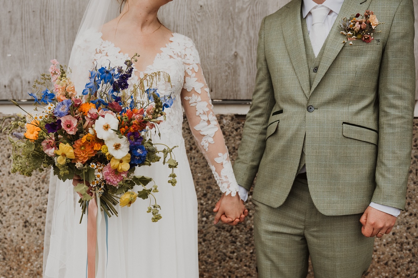 Bukett-bonanza från några av årets bröllop 🤩 Blommor är ju något av det finaste som finns och gör ju ett bröllop bara ännu vackrare, eller hur?
Det är så fint att se de olika kreationerna, hur de följer temat för varje unikt bröllop och verkligen sätter pricken över i:et. Vilken är din favvo? 😍
#brudbukett #bröllopsblommor #bröllopsbukett #bukett #bukettinspiration #bröllopsinspiration #brudinspiration #bröllop2026 #bröllopsfotografjämtland #fotografjämtland