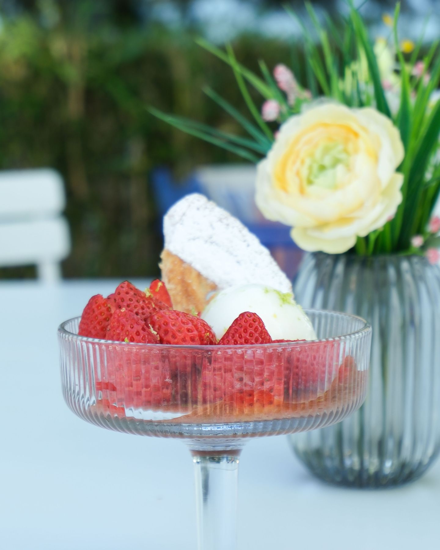 Fraises juteuses, sorbet verveine et éclat de soleil, la fraîcheur de l’été dans un dessert 🍓