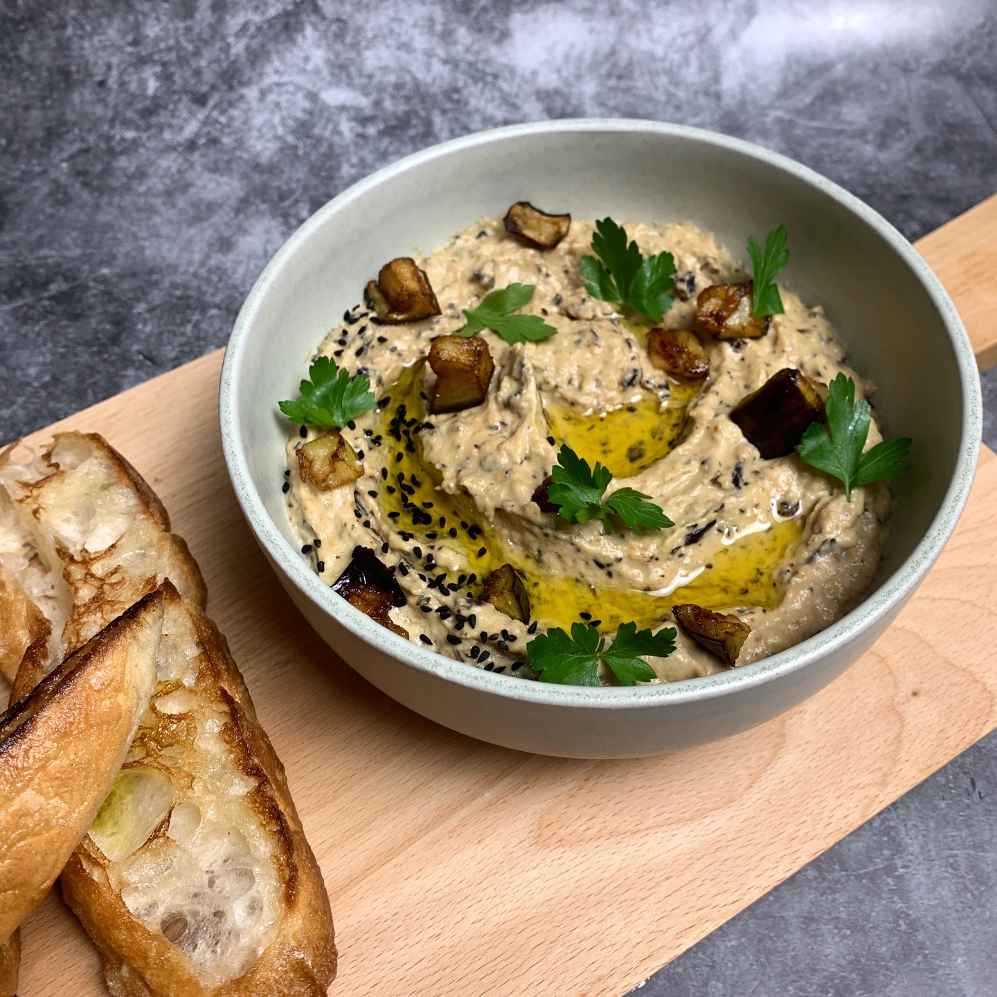 Oriental BBQ dip straight from the oven! 🍆✨ Who else loves Baba Ghanoush as much as I do? Save & try this!
Roast eggplants, blend with tahini, lemon juice, olive oil & garlic – and voilà, the classic vegan dip!
Ingredients:
- 2 eggplants
- 3 tbsp tahini
- 3 tbsp lemon juice
- 2 tbsp olive oil
- 2 garlic cloves
- salt & pepper
Recipe:
Grill or roast eggplants in the oven until soft and charred.
Scoop out the soft inside, mix with all ingredients until creamy – enjoy as dip with veggie sticks or bread!
Who’s bringing this to the next BBQ? Share your grill tips below!👇
#bababghanoush #flexitarian #flexitariandiet #flexitarianlifestyle #veganrecipes #plantbased #veganfood #healthyfood #BBQ #veganBBQ #grillparty #cleanrecipes #wholefoods #seasonalcooking #easyrecipes #foodstagram #instafood #foodlover #delicious #foodblogger #foodie #tahini #aubergine #foodforflexitarians