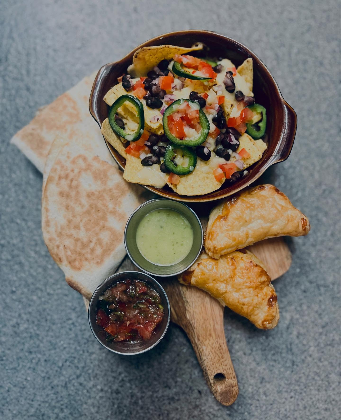 Steetfood thema avond 💛
Ronde 1 begon met een snackboard, gevolgd door pulled salmon taco’s, bao’s met gelakte buikspek en corn ribs. Én als dessert churros beignets.
Het was weer een gezellig avondje!
#proefboutique #themaavond #oudemolstraat #denhaag #thehague #hofkwartier #restaurantdenhaag #proeven