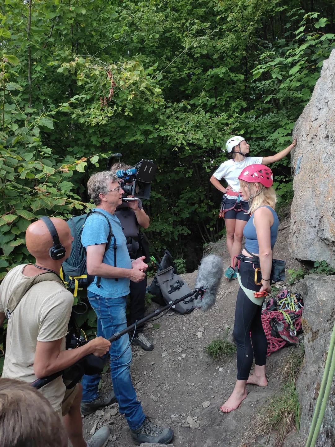 ***Doku-Dreh mit dem BR 📹***
Kürzlich standen wir Mal wieder gemeinsam mit dem @naturparkfrankenjura für den @bayerischer_rundfunk vor der 🎥.
Bald werden wir in einer Folge der Doku "Versteckte Paradiese" auftauchen - wir geben Bescheid, wenn es soweit ist!
@dav_nuernberg @ortlieb_waterproof @petzl_official @avdstiftung @vgn_freizeit @ghostbikes_mtb @ecopoint_climbing @patagonia_climb
@patagoniaeurope @deutscheralpenverein
#ecopointclimbing #bikeandclimb