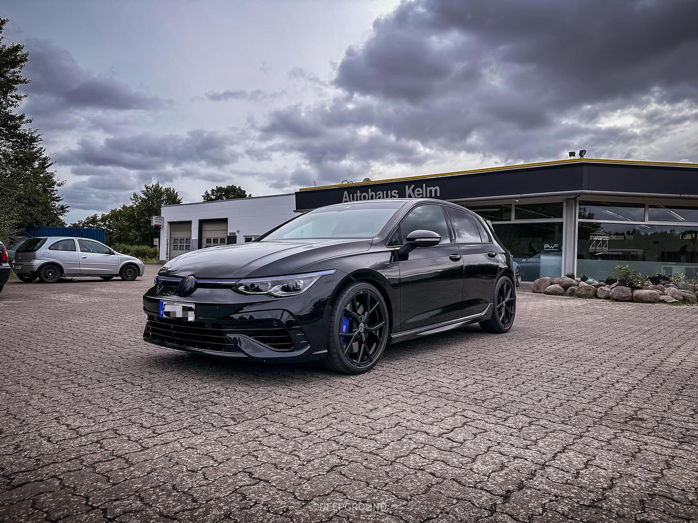Dieser Golf 8 R hat einen Tönungskeil bekommen und zusätzlich auch schwarze Spiegelkappen.
Danke für das Vertrauen! 😋
___________________________________________________ #deepground #vw #vwgolf #wrappedcars #turbo #vwgolf8 #gti #black #golf8r #carporn #cars #wrapped #volkswagen #wrappedworld #folierung #vwhome #motorsport #pwf #mk8 #vwgolfmk8 #stancenation #perfection #mk8r #insta #instagood #follow #picoftheday