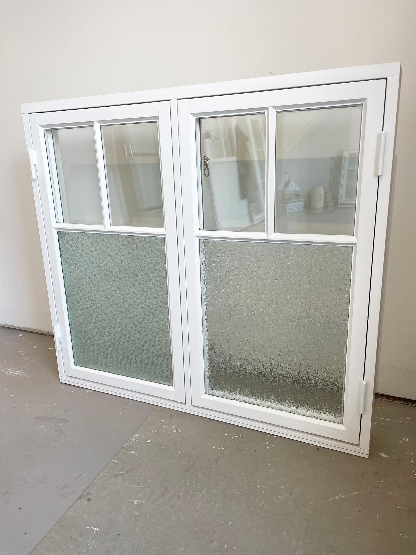 Nytt fönster med vackert återanvänt glas för insynsskydd. Målat med linoljefärg
#fönster #östersund #jämtland #linoljefärg #morinsfönsterhantverk