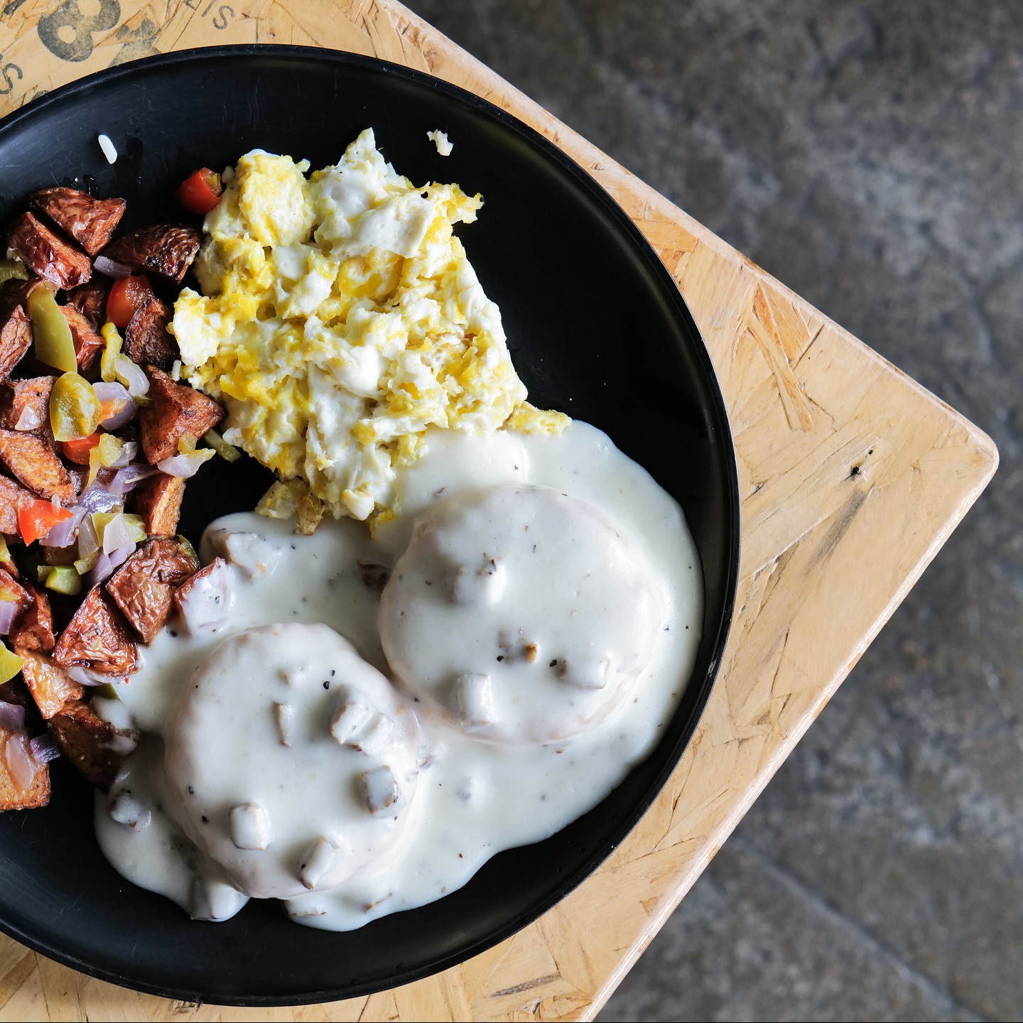 Comfort food done right 🤍 Biscuits & gravy that taste like home.
Join us this weekend for some amazing bites & delish coffee.