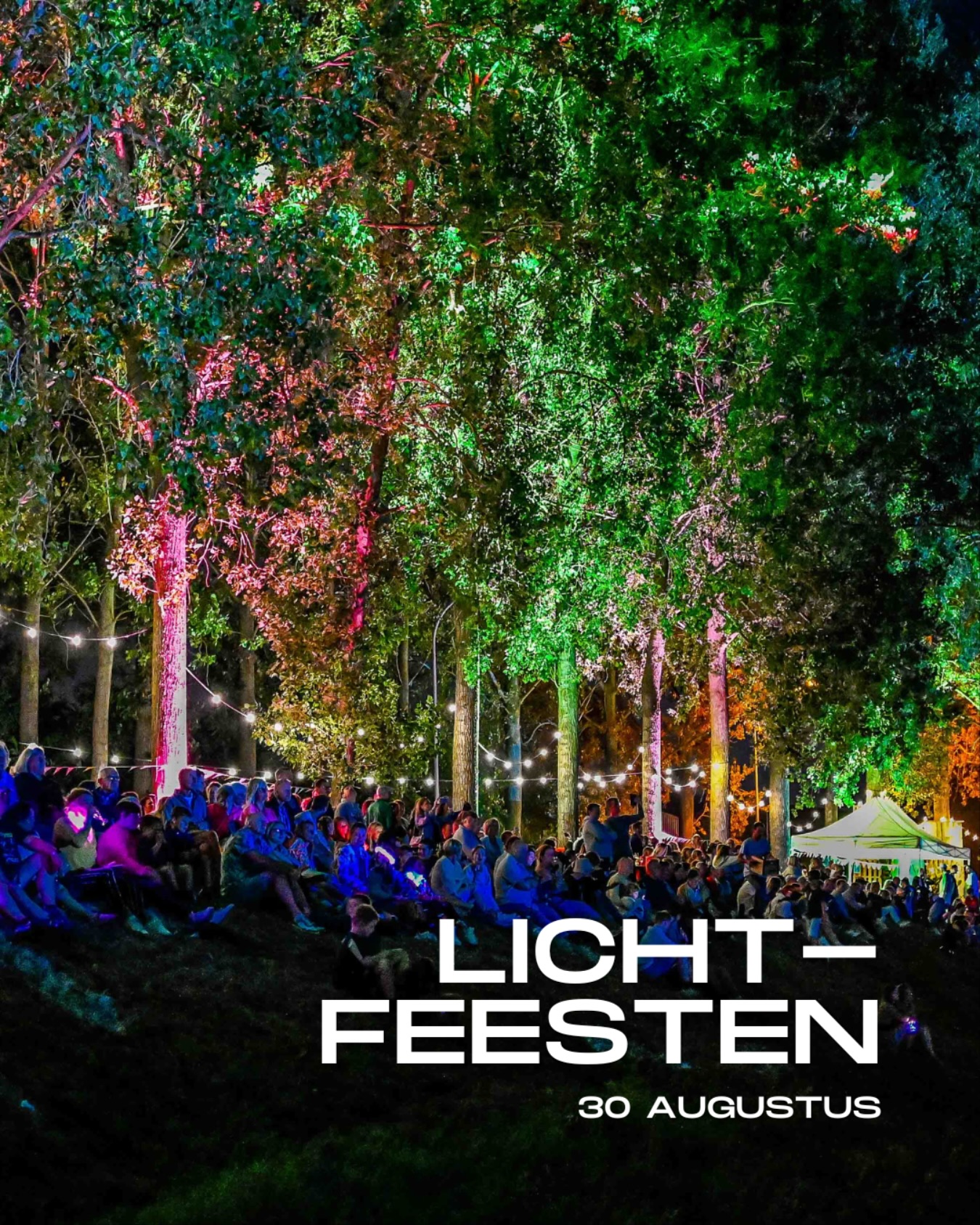 Een afsluiter van formaat: onze Lichtfeesten!
Zaterdag sluiten we de zomer en daarbij ook onze 5e editie af in stijl! En hoe!
We starten met een minikermis bovenaan de Vaartdijk voor de kleinsten.
โKunnen we ook iets eten in de bar?โ Zeker en vast! Naast het gebruikelijke aanbod in de bar voorzien we dit jaar een variatie aan foodtrucks voor onze talrijke bezoekers op de Vaartdijk zelf. Van culinaire hamburgers, loaded fries, speciale corndogs, stoofvlees met Duvel of ethiopische gerechten tot verschillende dessertjes. Kom dus zeker langs met grote honger!
Vervolgens starten we met een verlichte botenparade gevolgd door een spectaculaire lasershow met verrassingsacts.
De avond afronden doen we met een afterparty met livemuziek door verschillende DJโs.