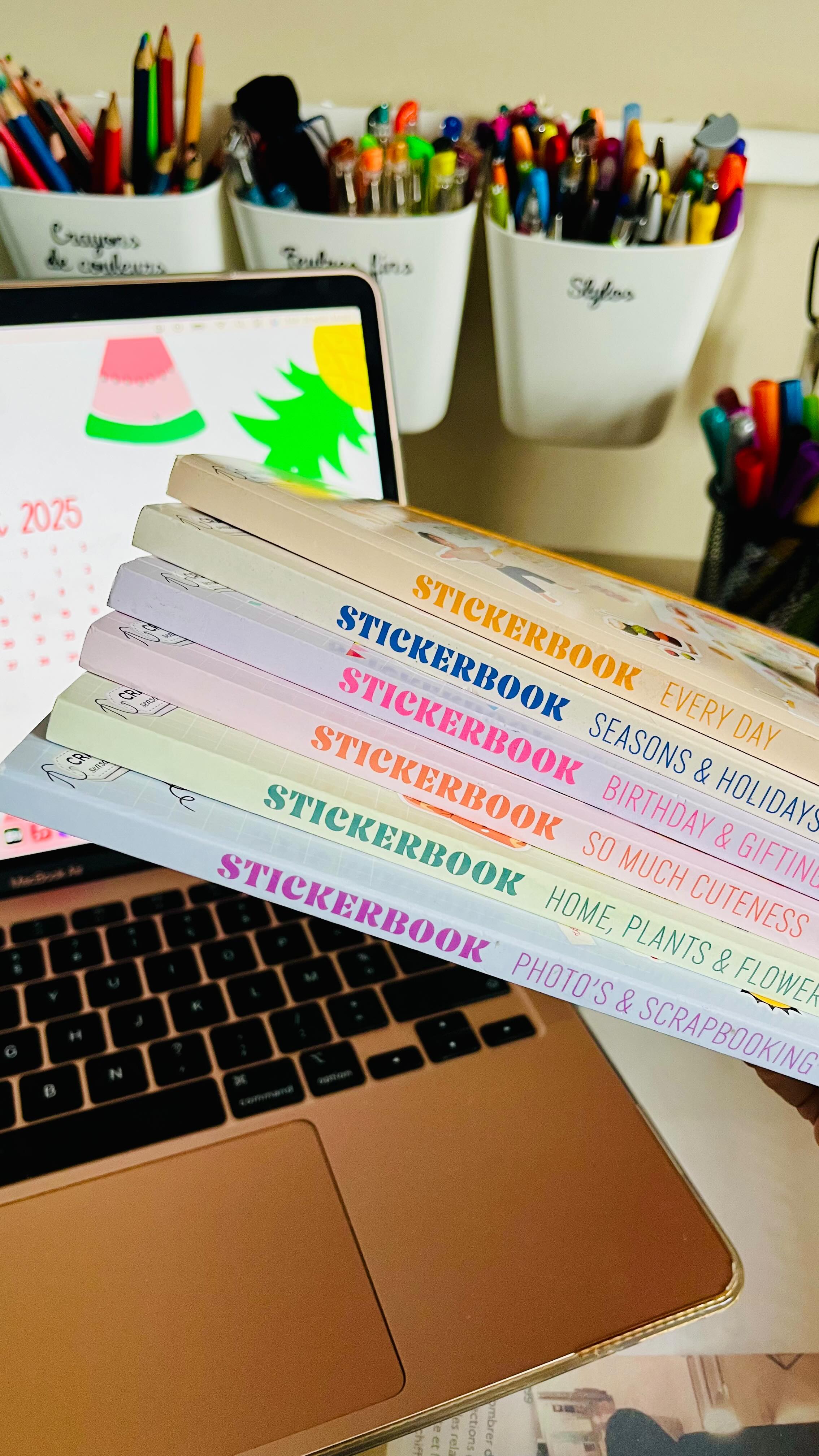 S•T•I•C•K•E•R•S
▶️ Quel est votre passion débordante ?
Moi ce sont les stickers … je n’arrive pas à résister … j’ai envie de tout acheter 🫣🫣 surtout depuis que je me suis lancée dans le journaling grâce à @tablettesetpirouettes ! 😂
J’en offre à mes élèves, j’en colle dans tous leurs cahiers, dans mon planner, agenda … 😆
Alors je vous partage un bon plan : ces petits livres de stickers à 1,79€ chez action sur différents thèmes ! Donc évidemment j’ai acheté les 6 qu’ils avaient en rayon !! 🤪
🌅 Identifie qqn qui est fan de stickers aussi !!
Allez je retourne à mes préparations de rentrée même si c’est moins drôle que de coller des stickers … 🥹
Maitresselili_lh ✨
#stickers #journaling #maitresselililh #teampe #cm1 #cm2 #maitresse #teachersfollowteachers #cycle3 #teacher #autocollants