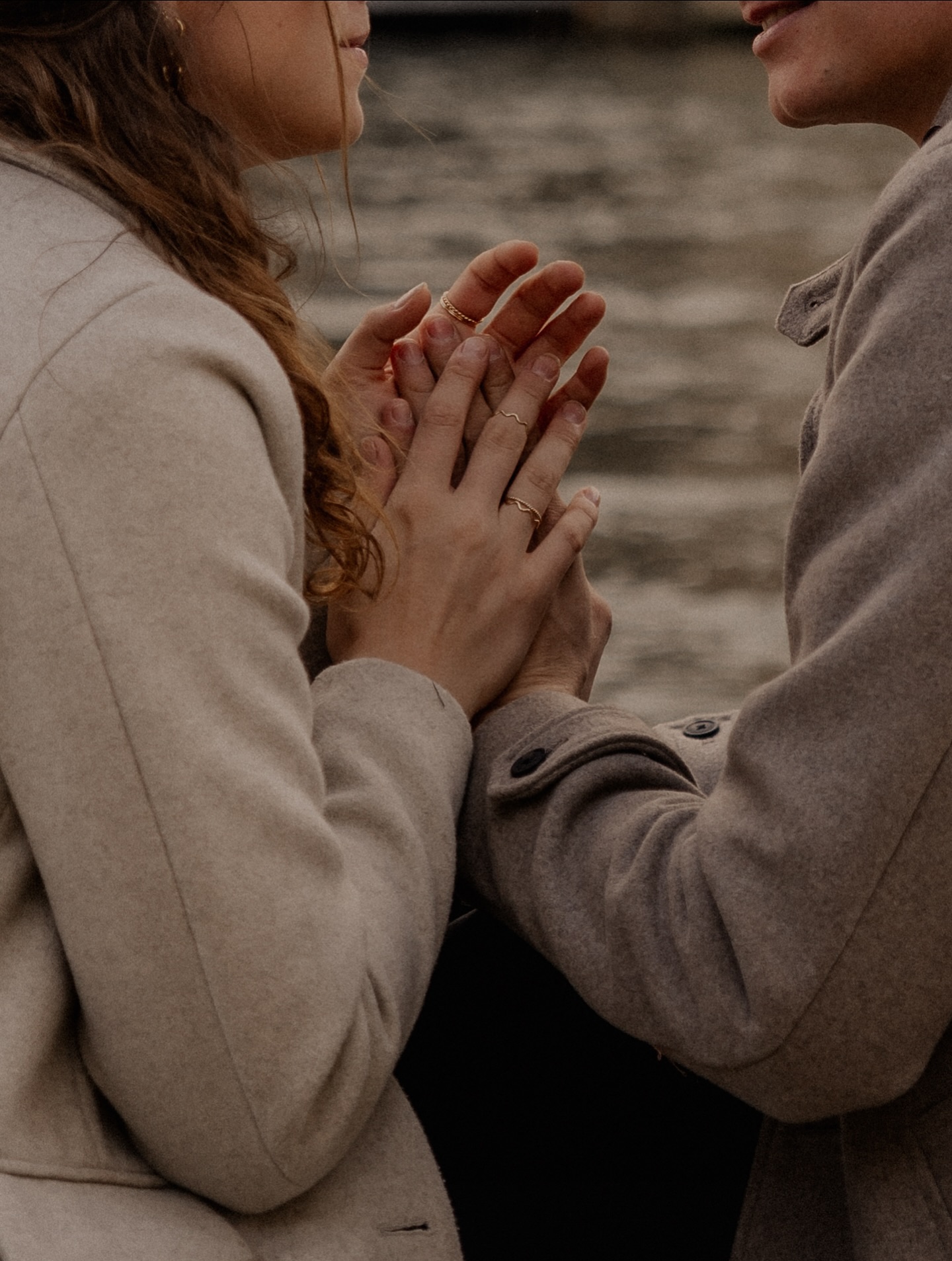 But somehow, in that moment, it felt like the world paused. Just us.
#coupleshoot #couplephotography #bamberg #authentic #authenticlovemagazine #couplesession #storytelling #details #inspiration #love #sony