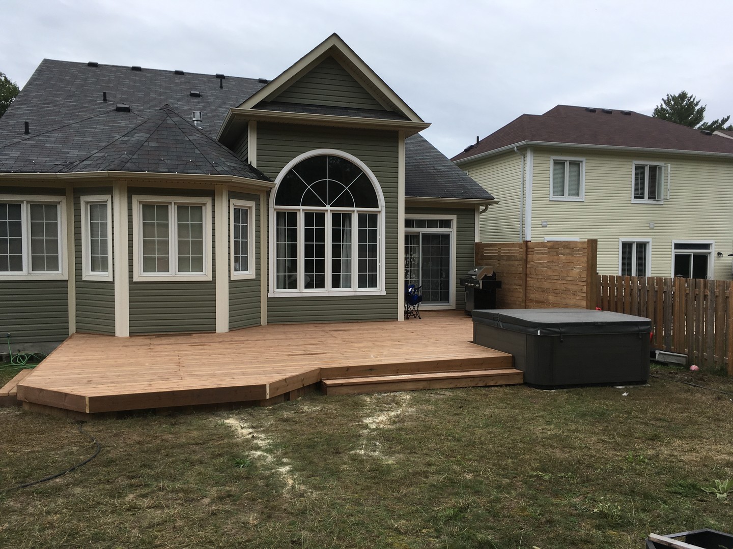 Deck, tub, grill—the weekend essentials.
Clean angles, open layout, and easy access to everything 🔥🛁