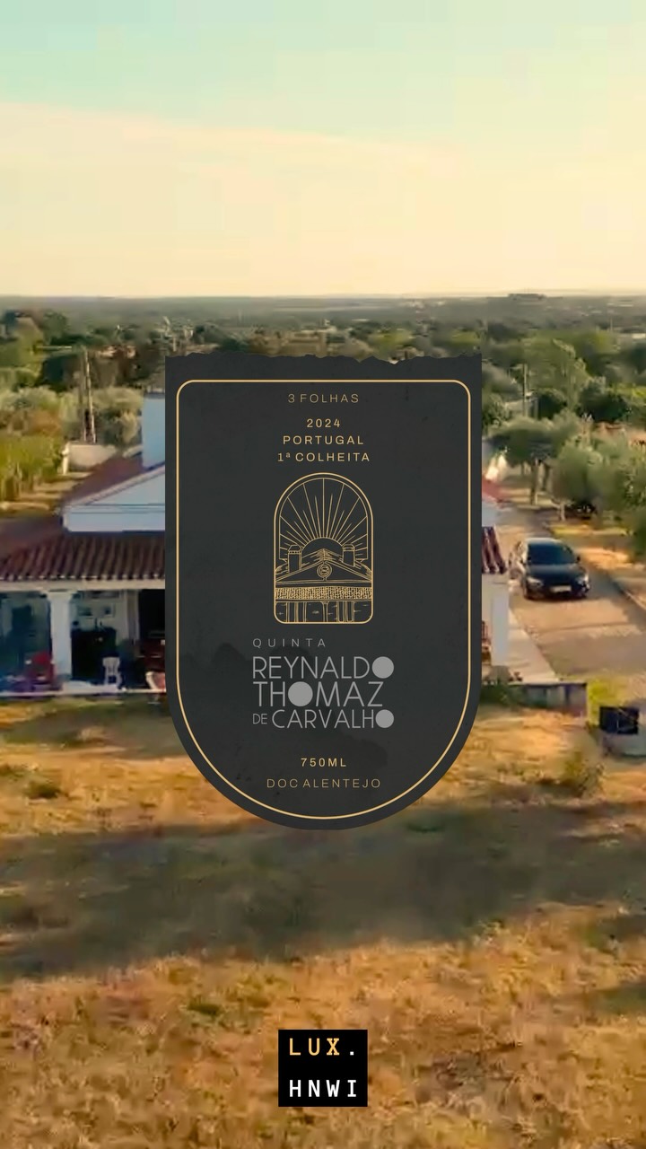 🌿 No Alentejo, o tempo não corre: ele amadurece. Ele não é complemento. É ingrediente!
Aqui, raízes profundas criam folhas, flores e frutos que guardam histórias de gerações.
A Quinta Reynaldo Thomaz de Carvalho nasce desse respeito às origens. Um regresso às terras que um dia foram deixadas para trás, agora transformadas em espaço de contemplação, de excelência e união.
🍇 Não é produção em escala, é criação artesanal.
Não é hospitalidade comum, é cuidado no seu mais alto primor.
Cada safra, cada gesto, cada detalhe foi pensado para quem busca o raro, o único, o eterno.
Na Quinta, o Luxo não se exibe: ele se vive, entre silêncios, paisagens, aromas e sabores.
Porque mais do que um destino… este é o lugar que chamamos de Casa.
#QuintaReynaldo #Alentejo #LuxuryExperience #SlowTravel #VinhosDeAutor #Exclusividade #NossaCasa #HerançaQueVive #Luxo #Turismo #Portugal #Brasil #Hospitalidade