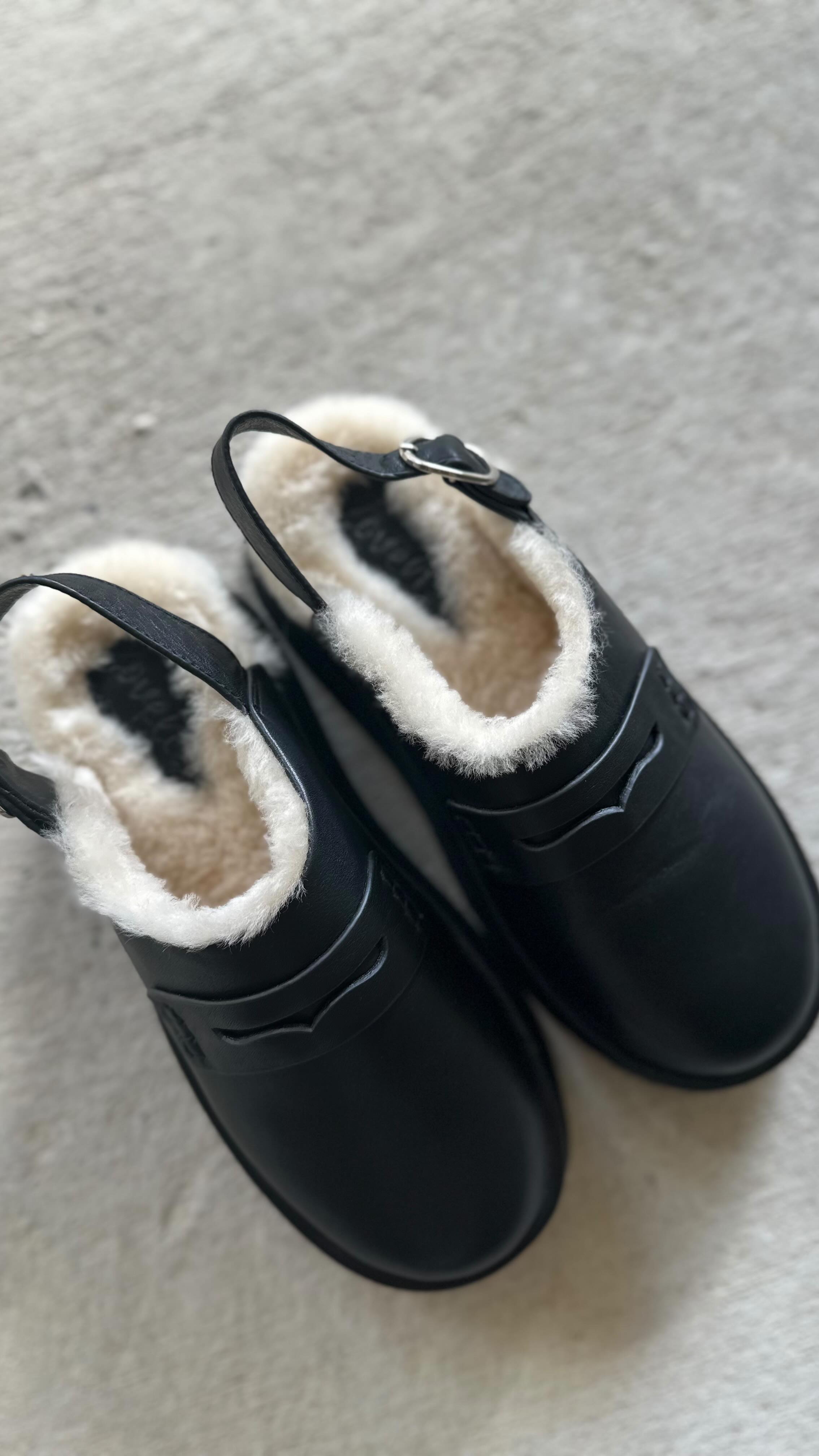 Unser Bestseller aus der letzten Saison ist wieder am Lager angekommen. 🖤
Die Plateau-Mules sind durch die erhöhte Sohle einfach ideal für den Herbst und sogar Winter. Das Glattleder ist robust und lässt sich leicht pflegen.
Durch die Lasche an der Ferse hat man immer einen perfekten Halt.
Wir haben den Schuh ausgiebig getestet: Egal ob auf langen Messetagen, auf Spaziergängen oder sogar auf dem Spielplatz. 🖤
#nexttokate #ntk #whatkatewore #whatkatewears #infashionwetrust #outfitinspiration #lovelies