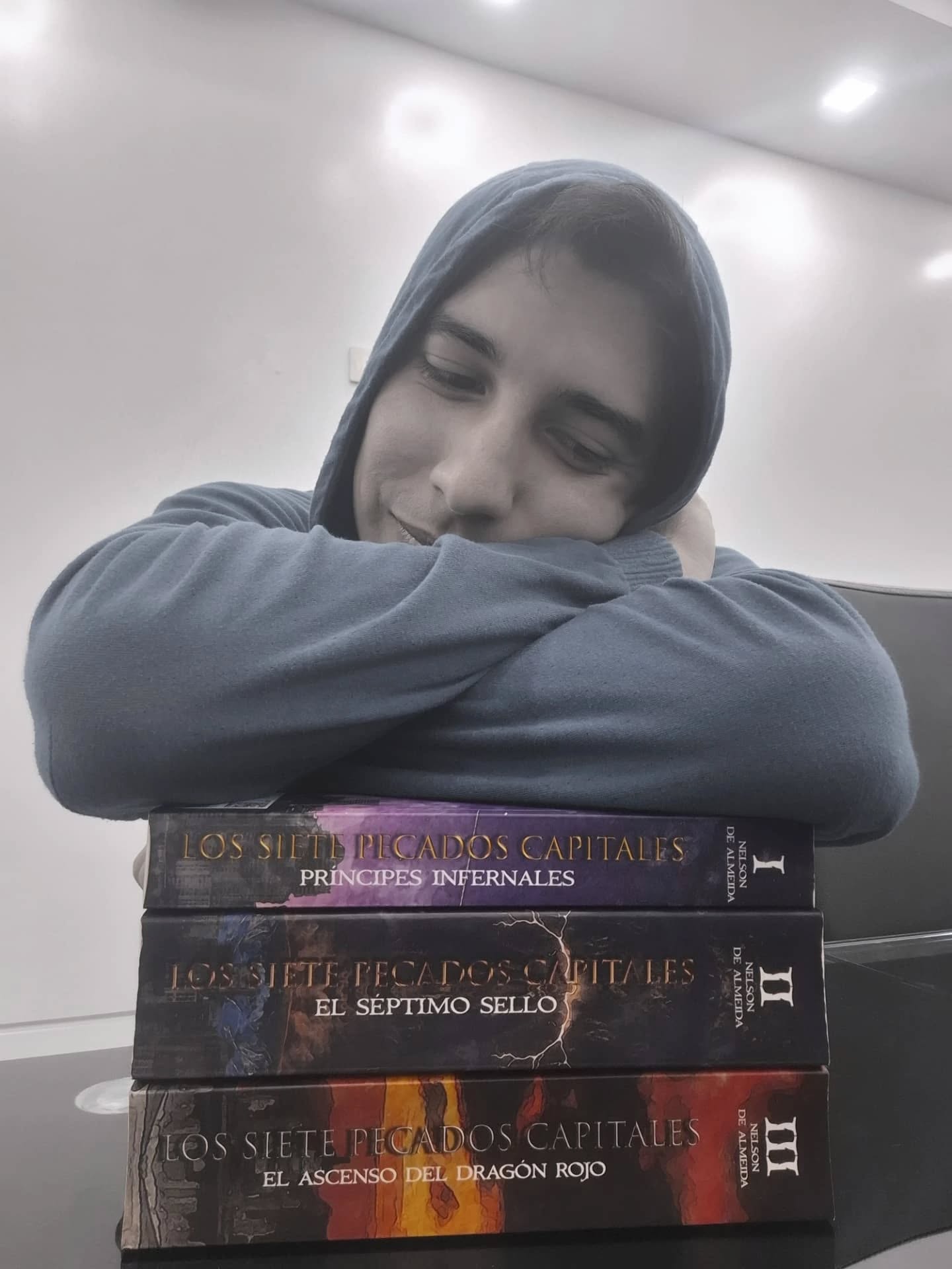 Es muy raro pensar que finalmente tengo a estas tres criaturas en mis manos. Cuando empecé a escribir sobre Led y el resto de los personajes que lo acompañan, hace casi 6 años, nunca pensé que llegarían más allá de la laptop que guardo en mi verdadera casa. Y aquí están, impresos y bien pesados lastimando mi mano lesionada cada vez que me dedico a agarrarlos y perderme en uno de sus capítulos.
Led, Rakso, Olivia, Axel, Lux, Evol, Spencer... Los amo. Amo su determinación, su fuerza, incluso su dolor y sus estupideces, pero, sobre todo eso, amo la lealtad que se tienen a sí mismos y a los que aman.
A mis lectores, gracias por darle a estos personajes un hogar 🖤 Y esperemos que poco a poco nuevos aventureros puedan sumarse al mundo de Los Siete Pecados Capitales y hacerlo crecer.
#L7PC #bookblog #bookstagram #PrincipesInfernales #ElSeptimoSello #ElAscensoDelDragonRojo #Amazon #Wattpad #Webnovel