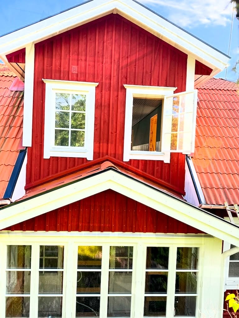 Ser ni rördragningen?😎
Daikin Perfera XTH30 golvmodell installerad på Ljusterö. Röda plåtkanaler för en slippa vita tråkiga kanaler på fasaden👍🏻
Är du också intresserad av att veta vilken lösning som passar ditt hem eller verksamhet bäst?☘️
Boka ett kostnadsfritt platsbesök🙏🏻
📞 08-7685577
✉️ Kontakt@bmekyl.se