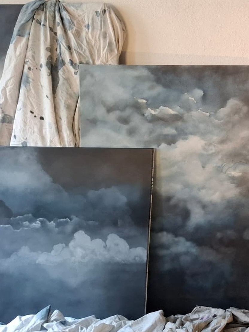 Doris Conrads: Í skýjunum / In The Clouds
Sýningaropnun - föstudag 5.september milli kl 16 og 21.
Vernissage - Friday September 5th,
between 16:00 and 21:00.
Sýningin verður opin alla daga (nema mánudaga) til og með 30.sept, frá 12 til 18.
Opening hours are between 12:00 and 18:00, Tuedays through Sundays in Sept (closed Mon), with finissage on September 30th.
@d.conrads_instaart
☀️🍂🌟