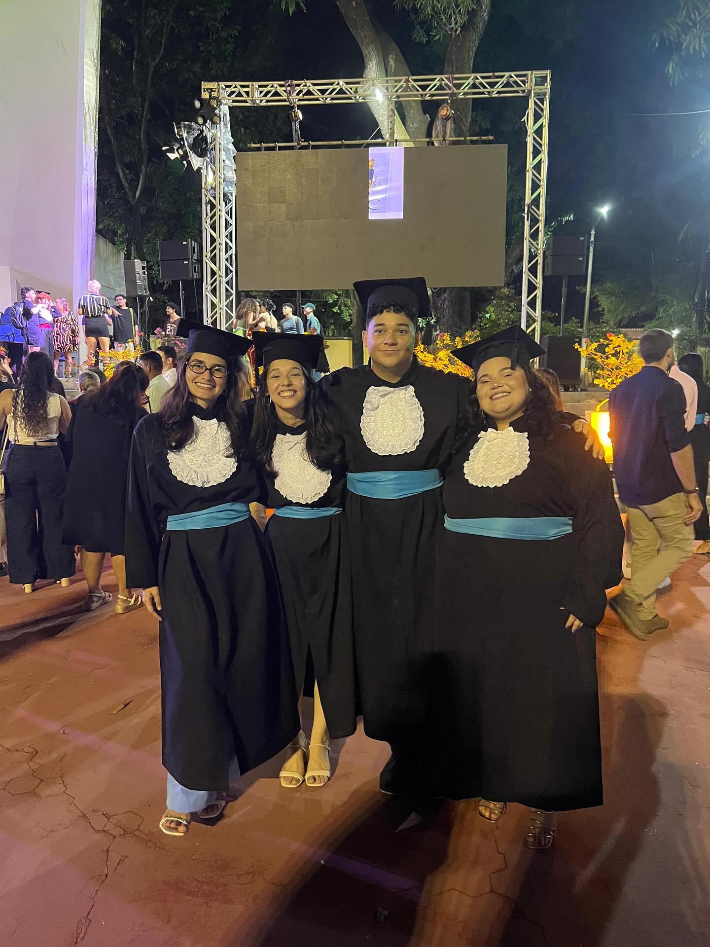 Sorriam! 😊 Vamos todos sorrir porque hoje novos jornalistas foram formados pela Universidade Federal do Ceará. Em uma noite de muita emoção, nossos formandos, agora egressos do Curso de Jornalismo, colaram grau. Fiquem com alguns registros dessa noite inesquecível para essas e esses jovens jornalistas. Parabéns a todas e todos! Desejamos uma jornada próspera na profissão e quem sabe nos encontramos novamente nas pós-graduação. 🎉 🍾🎉👏🏻🎊
