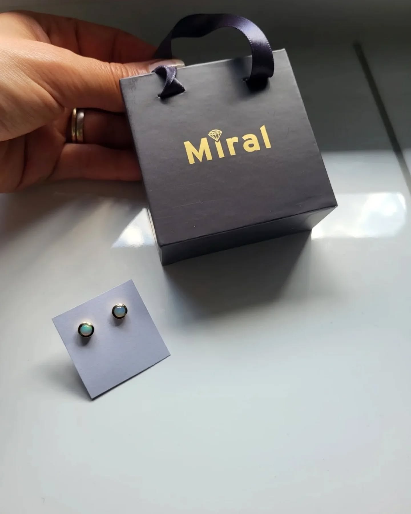 Glanz, der bleibt – deine Schmuckpflege
Dein Schmuck verdient Pflege – wie kleine Erinnerungen, die du bewahrst. Gold, Silber oder Edelsteine glänzen länger, wenn du sie richtig reinigst und separat aufbewahrst. Tipp: Schmuck immer zuletzt anziehen – nach Parfum und Cremes – so strahlt er jeden Tag wie am ersten Moment.
#SchmuckTipps #Schmuckpflege #Vegesack #BremenNord #JuwelierMiral