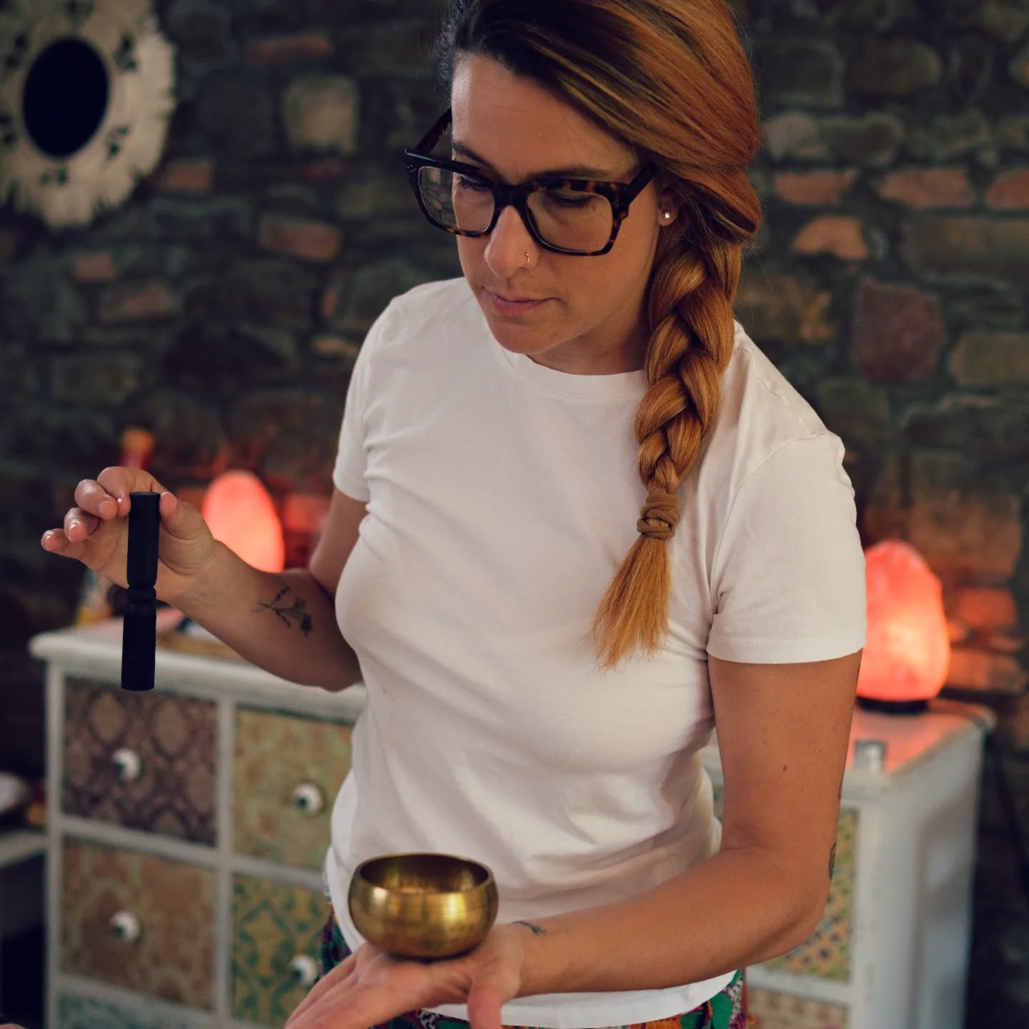 Il benessere non è un punto di arrivo uguale per tutti, ma un sentiero, un percorso, un viaggio fatto di passi fatti con lentezza e amore
In questo mese che sta finendo, quante persone sono partite per dei Viaggi...
Quante di loro sono state davvero in viaggio?
Intendo il viaggio vero.
Non quello fisico. Non lo spostamento geografico, ma il movimento interiore.
Una donna meravigliosa che ammiro profondamente (Chantal Dejean) ha scritto:
"Quanti, pur essendosi mossi nel corpo, si stanno muovendo anche nell’anima?
Perché il vero viaggio, quello che trasforma, che lascia un segno, che cambia lo sguardo, non si misura in chilometri, ma in profondità.
Il viaggio autentico implica un cambiamento.
Implica accogliere dentro di sé qualcosa che prima non c’era.
Una cultura diversa, una visione della vita che sposta la tua, abitudini che scardinano le tue certezze.
Il viaggio è uscire da noi stessi per integrare dentro di noi ciò che ancora Non Siamo"
Allora oggi voglio Augurare a tutti di avere il coraggio di Viaggiare Veramente.
Di affrontare un viaggio Vero, quello che vi farà morire e rinascere in una persona completamente Nuova, Diversa, Integrata.
Trova la ricetta che fa bene a te, che risuona con la tua unicità, non ti servono Guru, ma solo il tuo intuito
con amore Valentina
(Photo di @andrea.giugnoli )