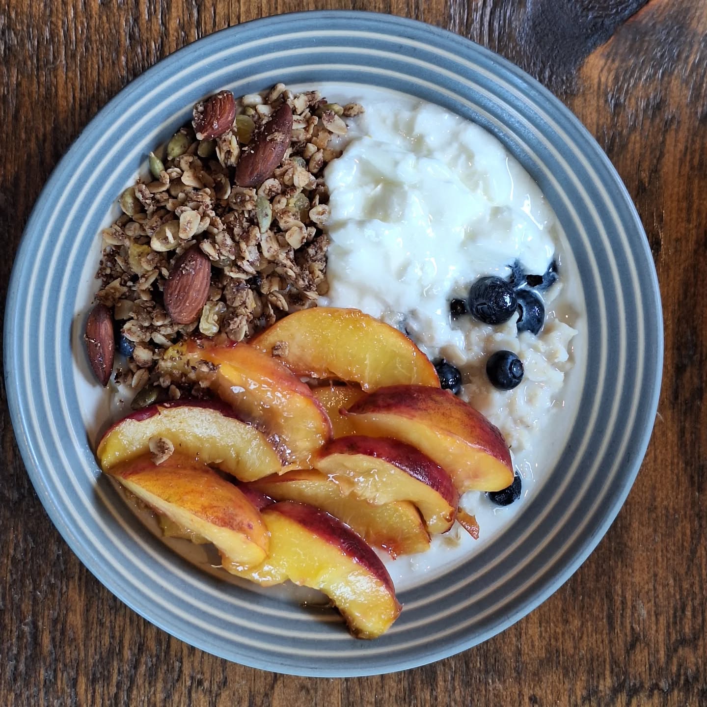 It's starting to feel a bit chillier in the mornings these days, which prompted me to make oatmeal. Inspired by @terianncarty, I caramelized some peaches in maple syrup, butter, and vanilla. Then I threw in some blueberries, granola, and plain kefir for a probiotic boost. Delicious and cozy!