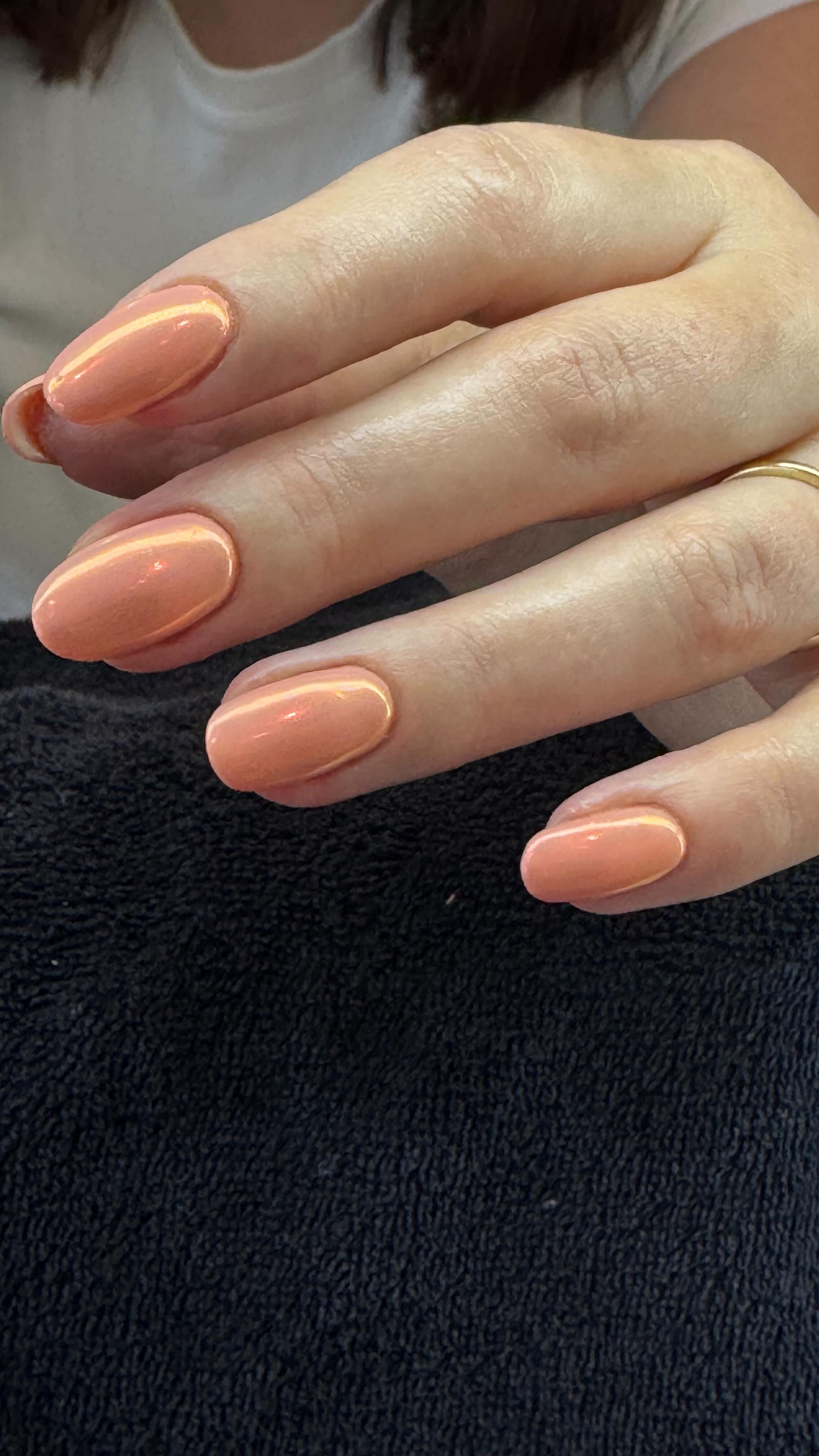 Autumn vibes with a mix of chrome 😌✨
#autumncolours #fallvibes #fallnailart #nailsaloncanada #buildergelnail #russianmanicure