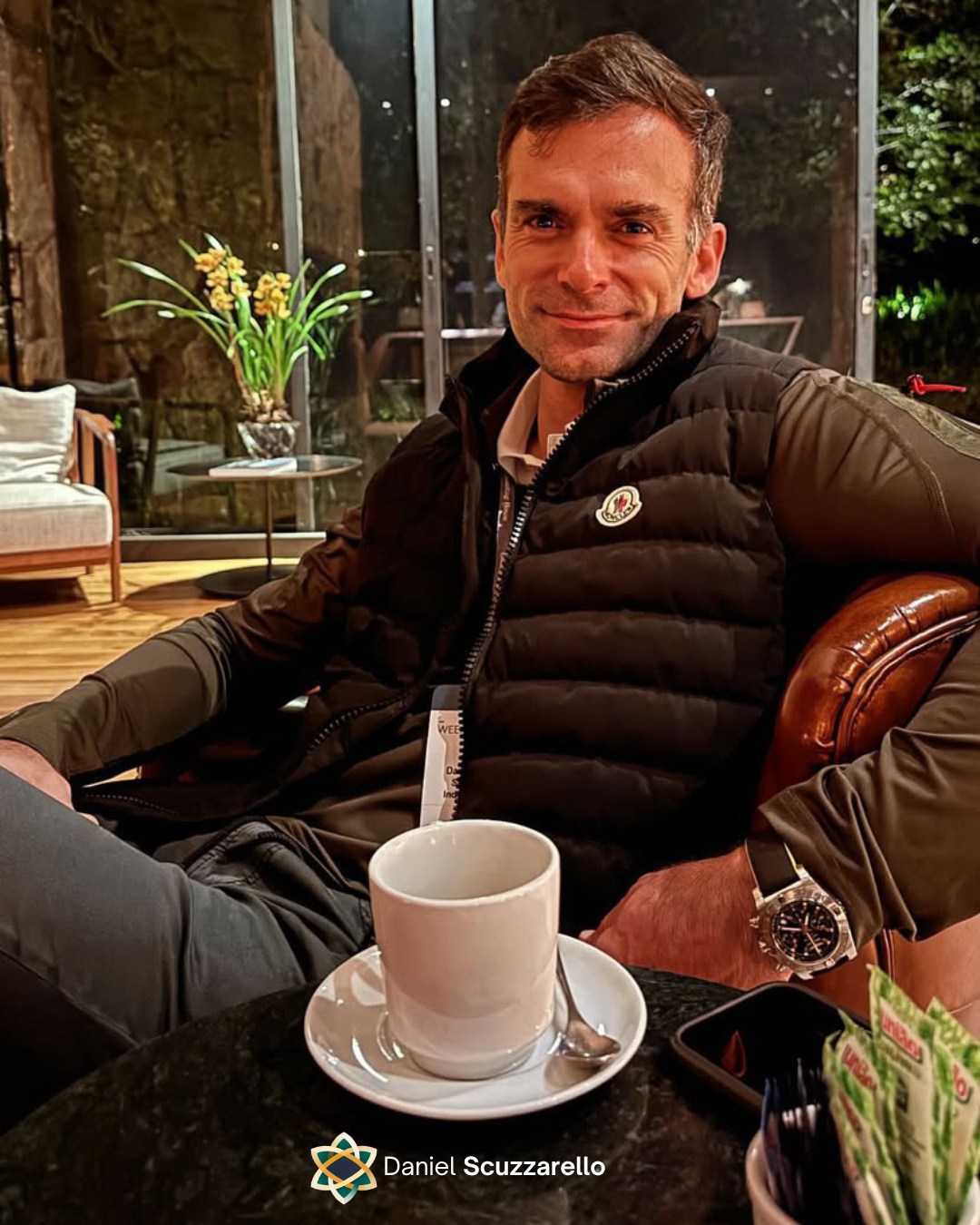 Ser pai pode abrir uma porta poderosa: a oportunidade de curar antigas dores, de quebrar ciclos e de ressignificar memórias.
Essa jornada não se resume ao que oferecemos aos filhos, mas também ao que conseguimos transformar dentro de nós.
Existe uma herança invisível que vai muito além do patrimônio: crenças, hábitos, afetos, formas de enxergar o mundo. O que você quer que seu filho carregue de você quando você não estiver mais aqui?
Talvez a maior herança que um pai possa deixar seja justamente a coragem de olhar para si, curar suas feridas e escolher entregar amor onde antes existiam ausências.
#mindset #lider #lideranca #pessoas #gestao #liderancaconsciente #mentoria #breathwork #consciousleadership