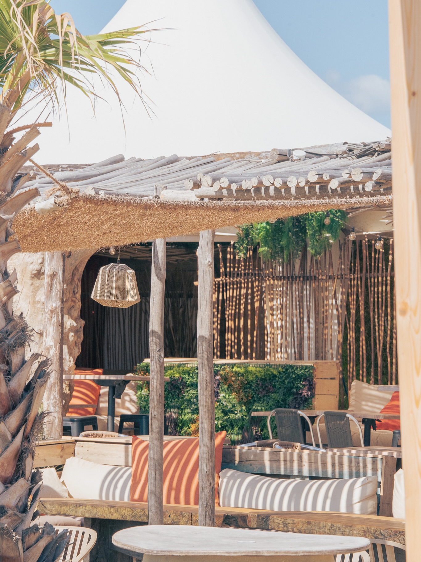 Un petit coin de paradis au Nbc…
Ici, on oublie le temps entre transats, soleil et douceur de vivre.
Canet-en-Roussillon
Réservations : 04 68 73 70 75
#NaudoBeachClub #CanetPlage #SummerVibes #BeachClub #Paradis #Ambiance #Vacances #Soleil #Detente