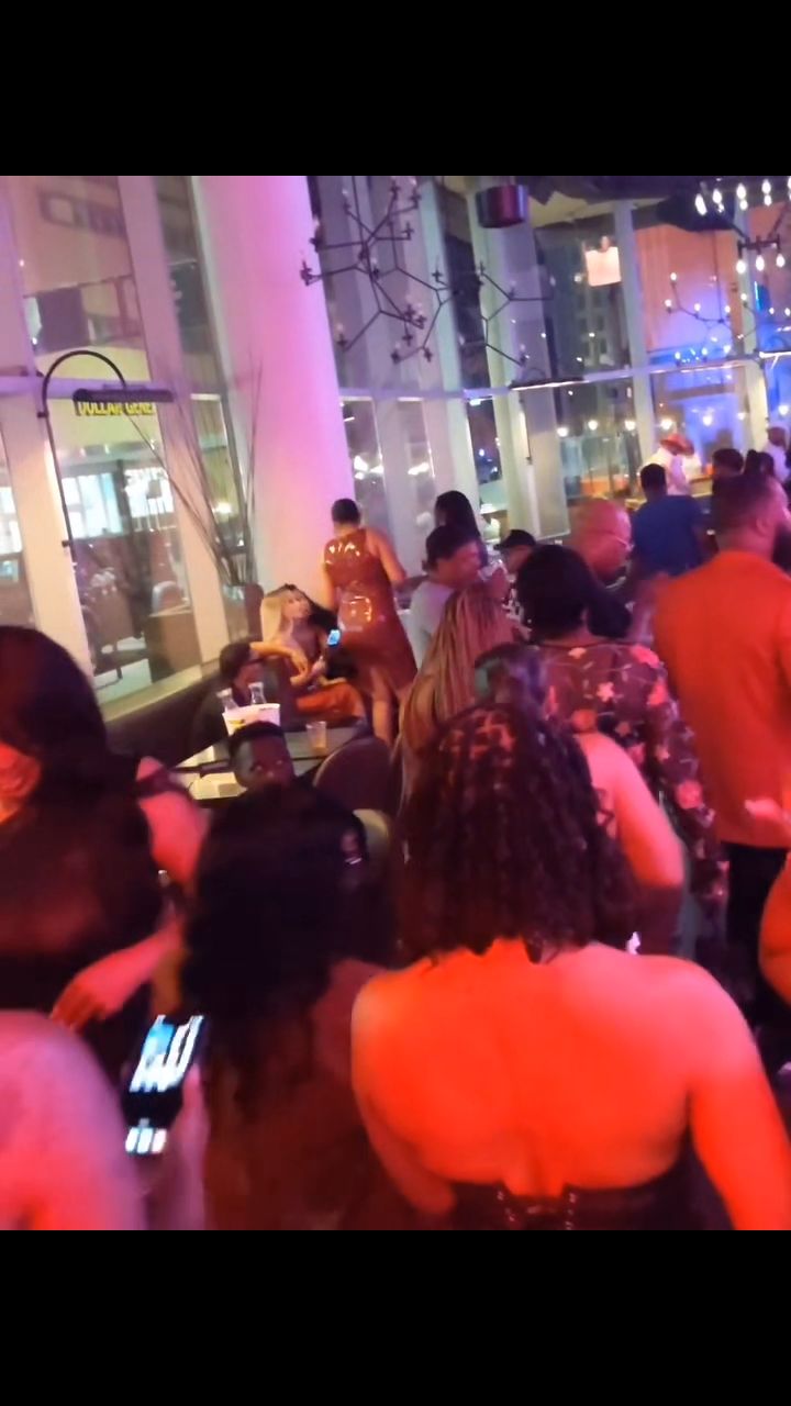 Tonight!!! Wear all white, all gold, or a lil of both (not mandatory. You can come as you are, however, white is preferred)... R & B S A T U R D A Y S en BLANC & GOLD just might be the sexiest event to close the summer!
*There's 2 or 3 tables left but won't last long... DM me if you're a Virgo!
RnBsaturdays.eventbrite.com (link in bio)